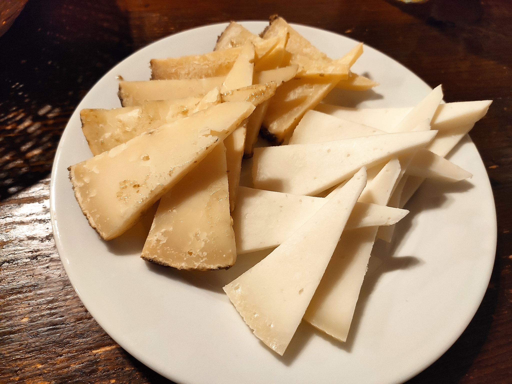 羊奶的钙含量比牛奶高吗？