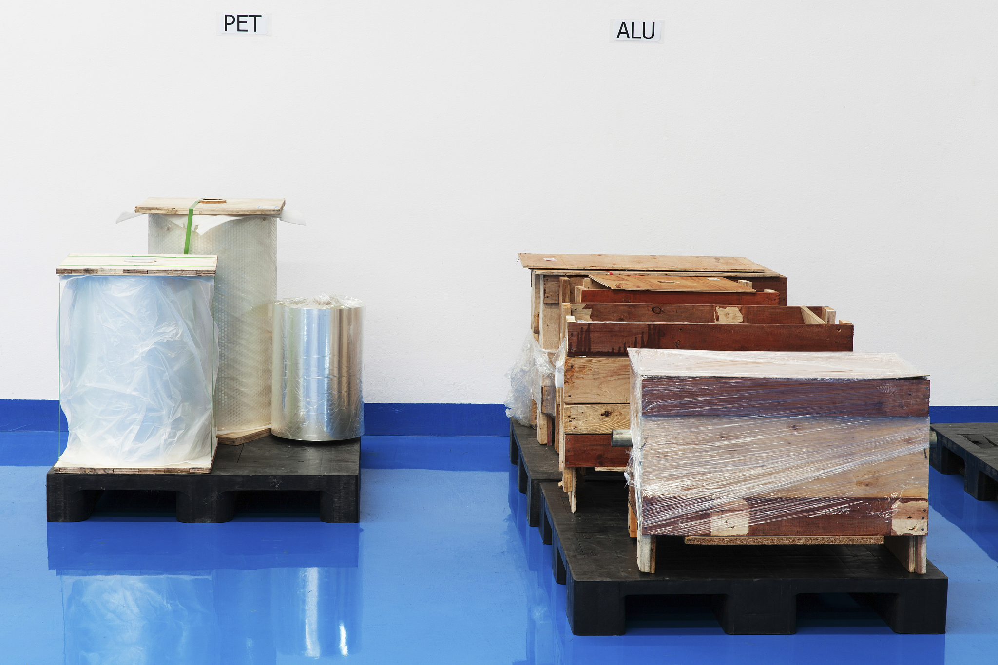 工业铝电解生产的电极材料、电极反应及产物、电解质组成