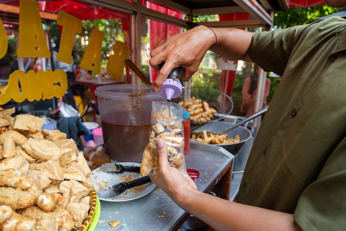 路边食品摊档：城市中的美食风景线