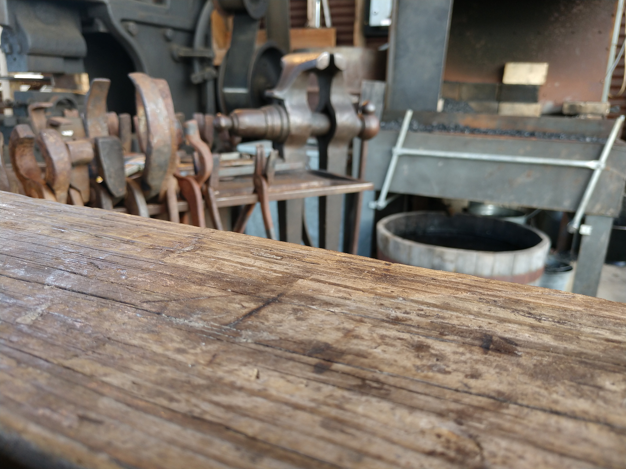 老船木截矮的话需要什么样的木工 用250字帮我描述