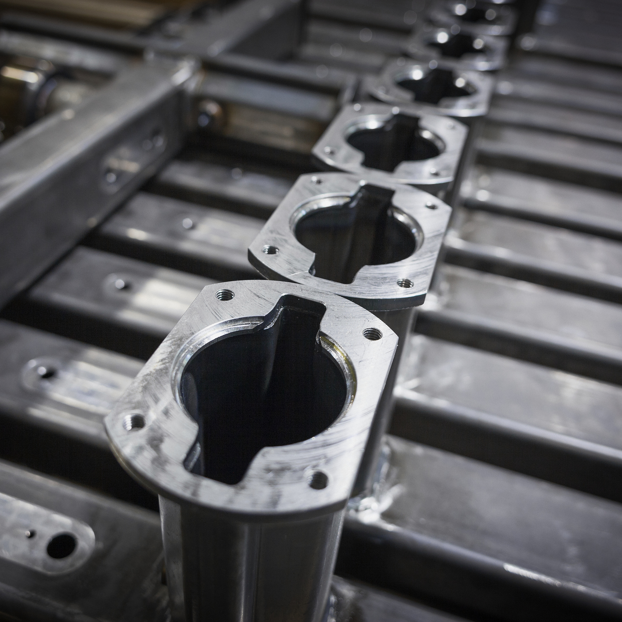 铝装饰型材厂的秘密基地：冲孔模具间大揭秘！