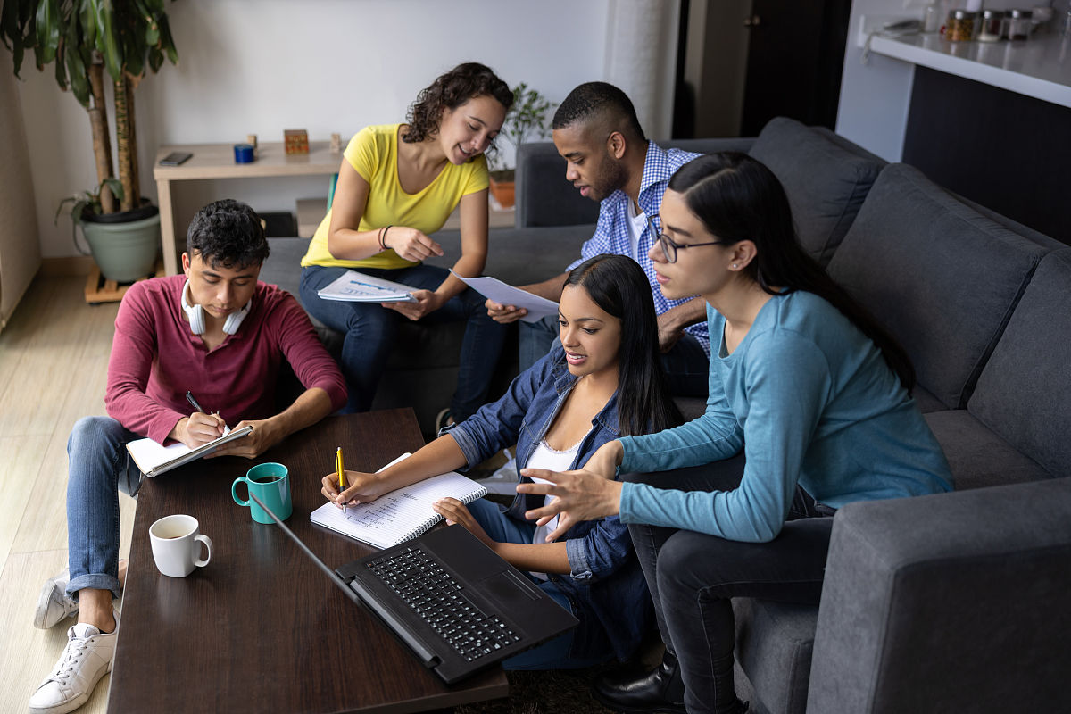 如何优雅地回答老同学'你现在在哪里高就'的问题