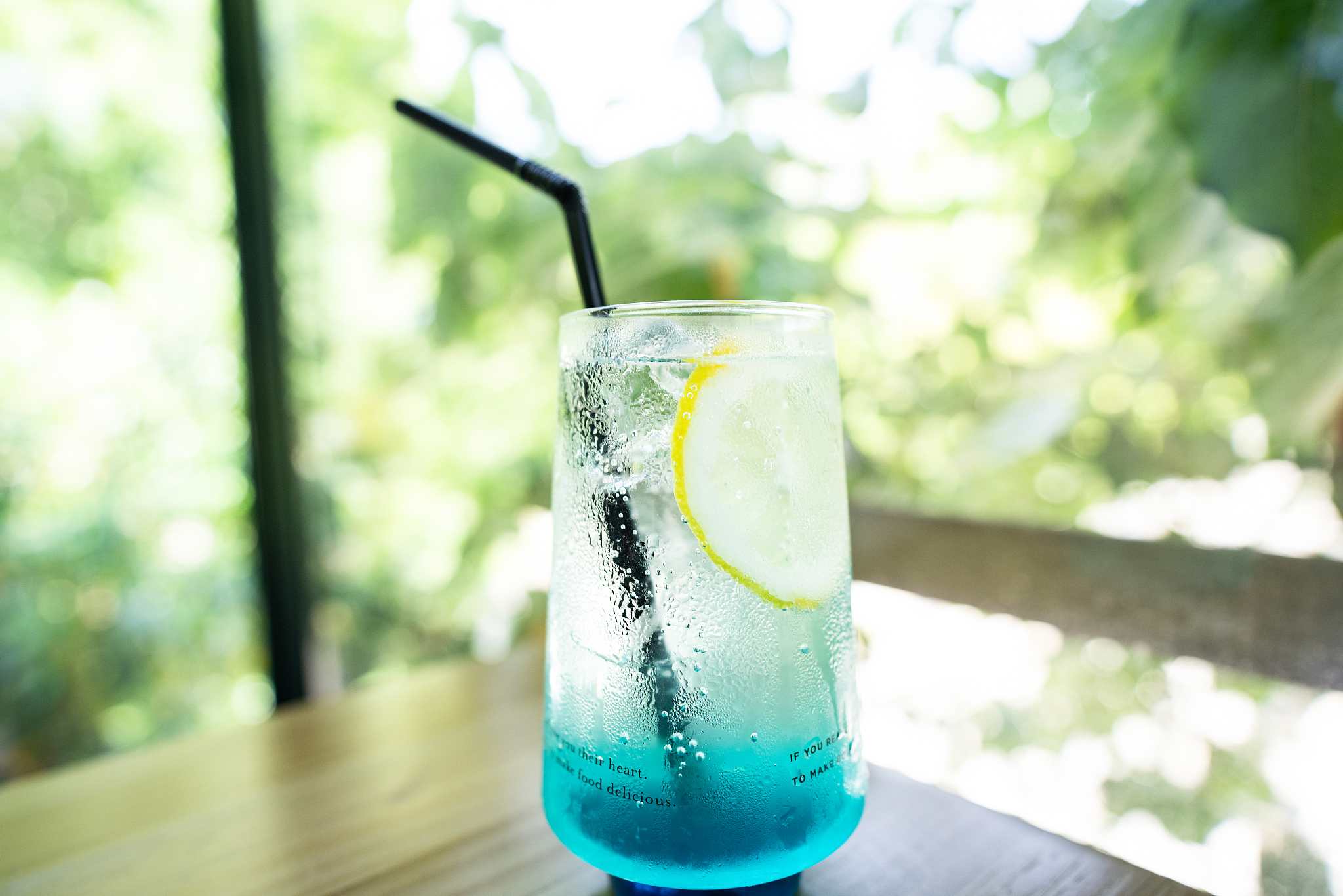 纯水乐苏打气泡水形容气泡强劲再搭配肉食出一段文案文字120字左右