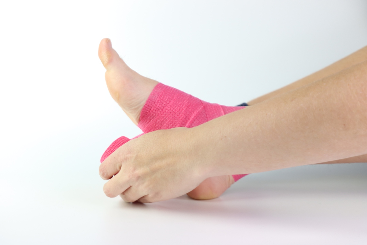 脚扭伤了可以碰水吗？扭伤后护理指南