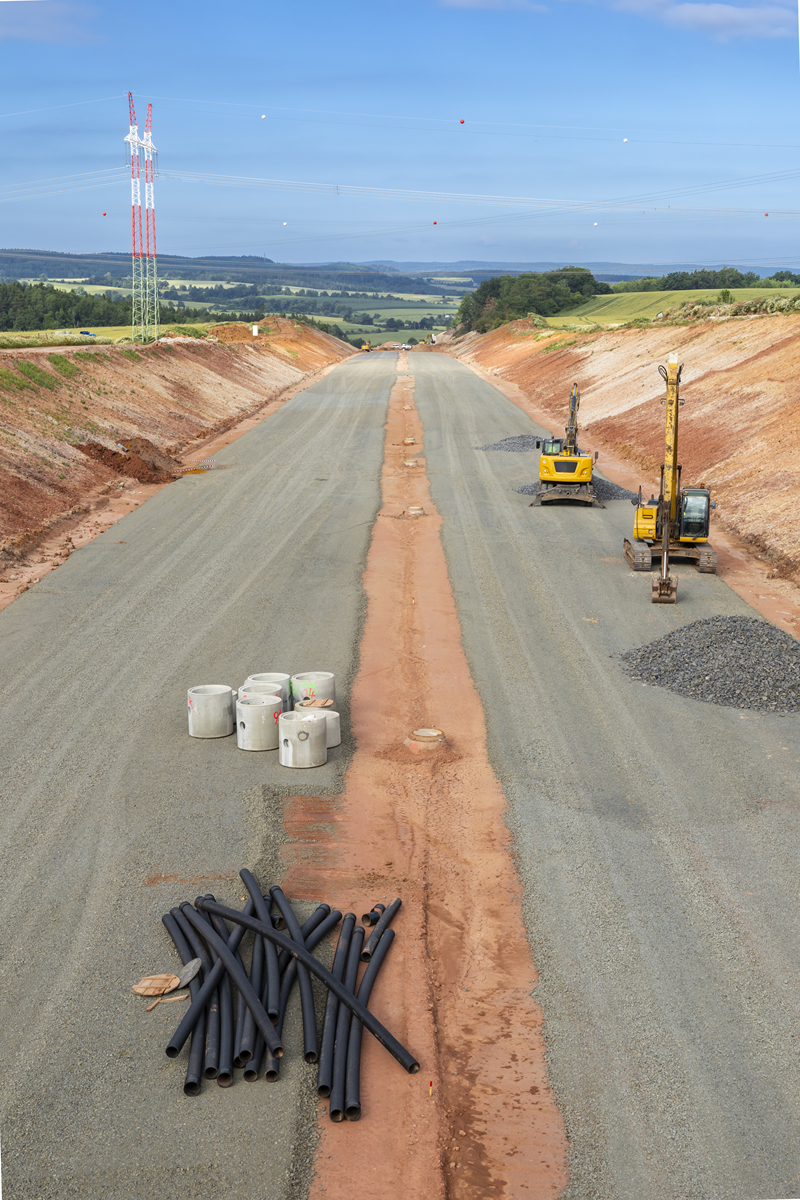 经过几代人的努力我国道路工程事业已经取得了举世瞩目的成就。道路工程的建设促进了社会经济发展从而促进了道路工程建设的理论和技术的发展。当代的道路工程建设面临的条件更加复杂需要新一代土木人集中智慧利用好前人的积累下的技术成果解决新的建设中遇到的问题。改写