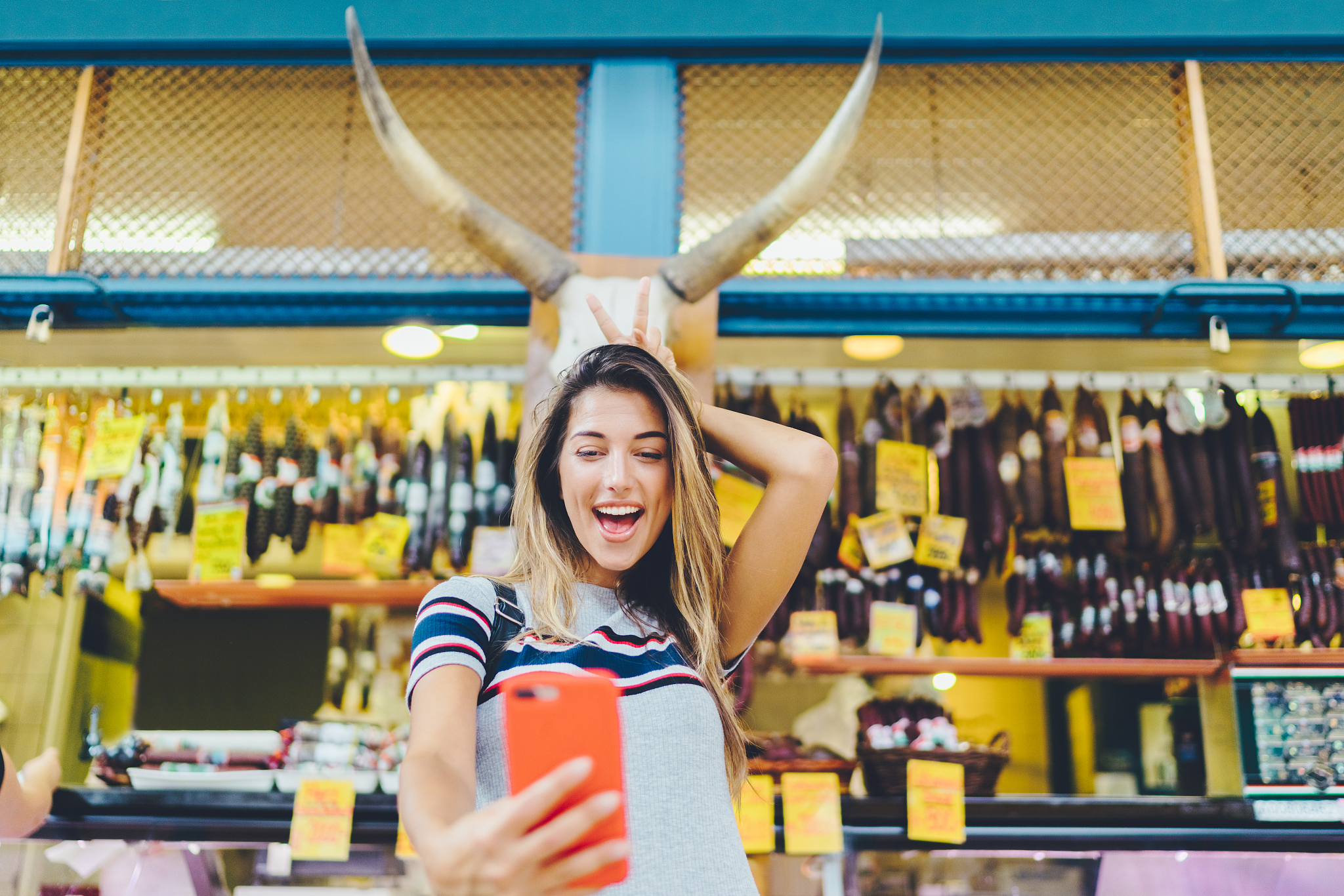 邓明艳则认为旅游形象是旅游者亲身经历了获得旅游体验后对潜在旅游者通过各种媒体了解所获对旅游目的地的总体印象。改写意思不变