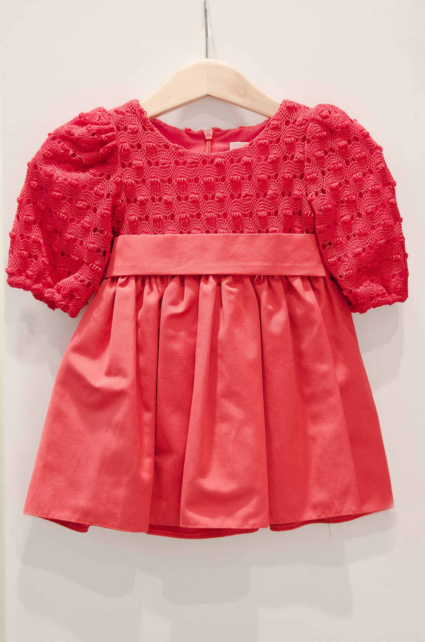 描述一款女童连衣裙红色格纹收腰A字版型收腰荷叶边翻领松紧袖口优质面料