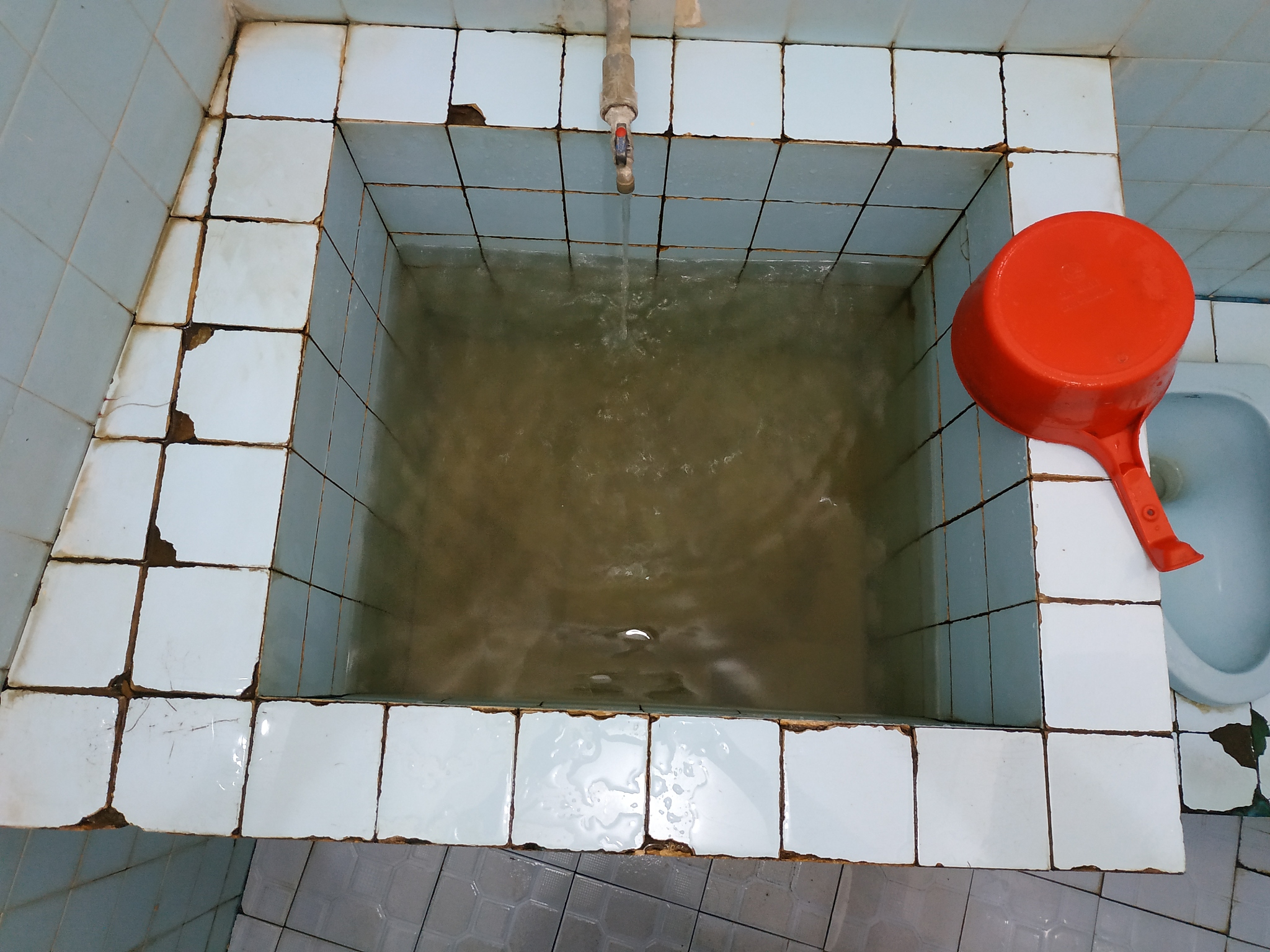 为防止池内出现死角需在清水池内设置导流墙以保证氯水接触时间不少于30min在每座清水池内设置4条导流墙间距为5m将清水池分隔成四格并每隔10m设面积为01m×01m的过水方孔使清水池清洗时方便。将以上内容降重