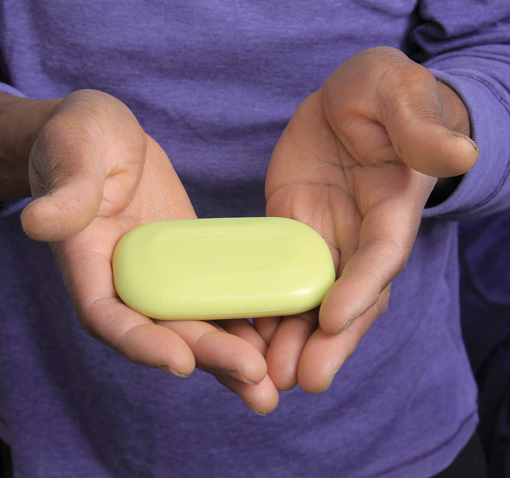 男性多久自慰一次合适这个问题没有一个固定的答案因为每个人的性需求和生理状况都不同。一般来说自慰的频率应该是适合自己的身体和生活方式的。如果自慰过于频繁可能会导致生殖器部位的过度刺激和疲劳甚至可能影响到日常生活和工作。如果自慰过于少可能会导致性欲累积和不适感。因此建议男性根据自己的感觉和需要来确定自慰的频率。保持适度的自慰频率也有助于维持健康的性生活。一些研究表明适度的自慰可以减轻压力、缓解焦虑和改