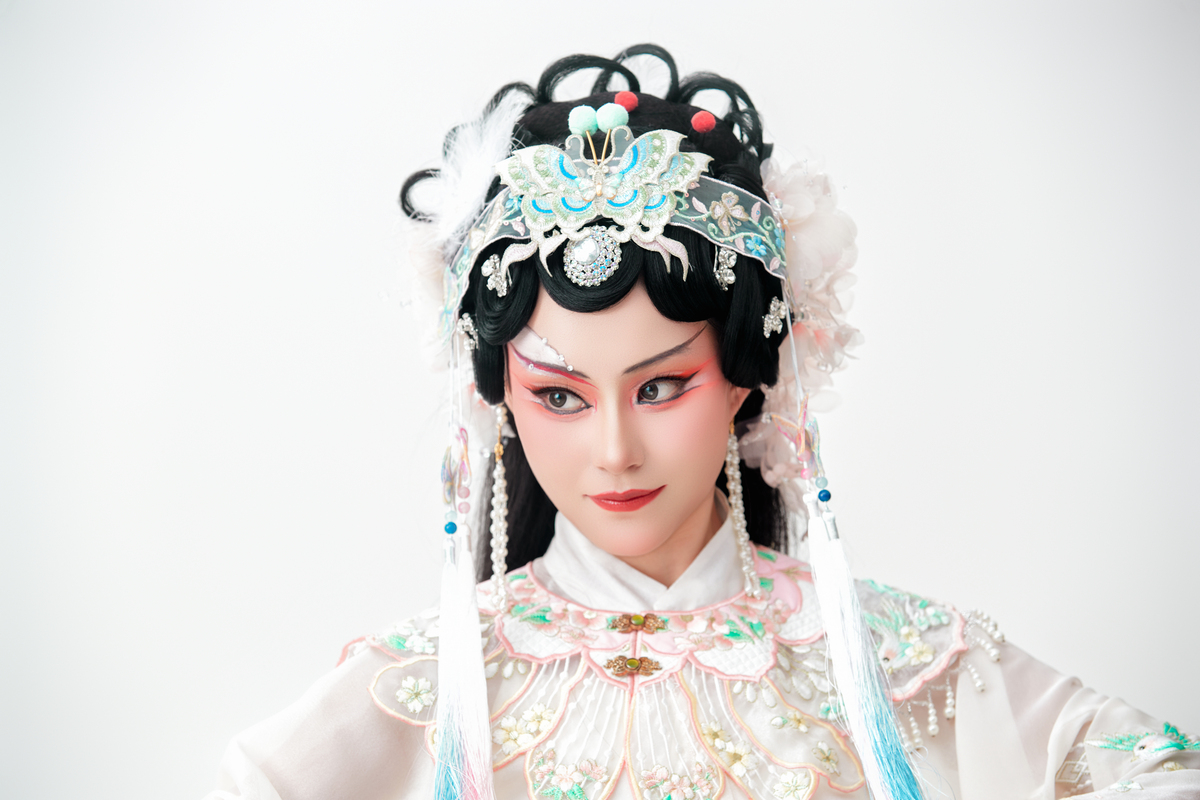 身着中国传统戏曲服饰的亚洲美女,背景为白色