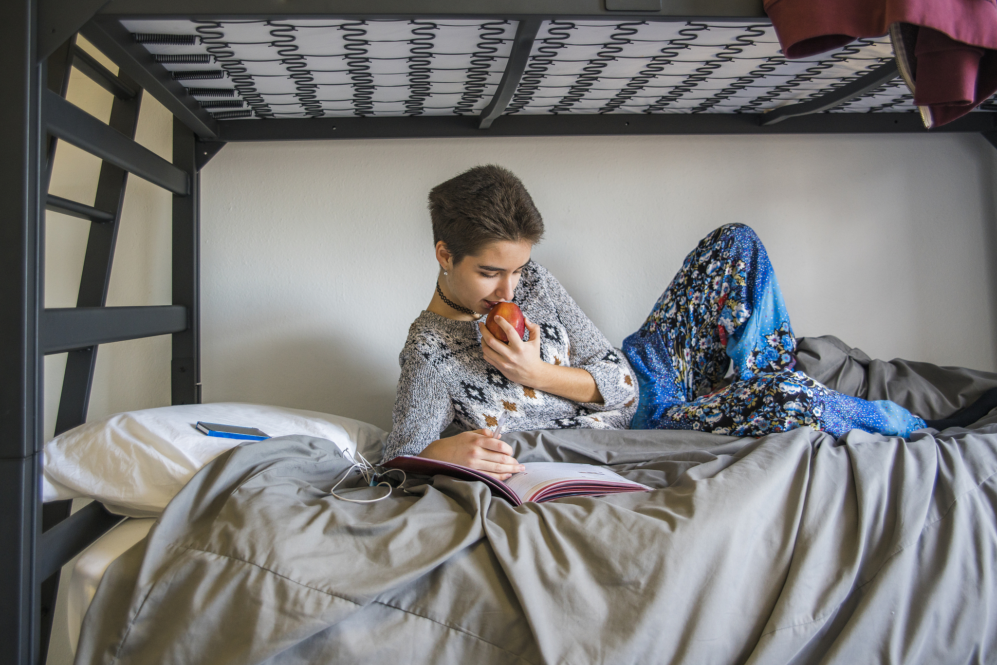 学生宿舍管理的信息化程度可以反映出学校服务学生的效率为宿舍管理的最终决策提供依据。本文根据高校大学生宿舍管理工作的实际问题需求使用软件工程的理论和方法设计并实现了一个大学生宿舍管理系统。本文所做的工作主要有以下几点。这些内容进行改写