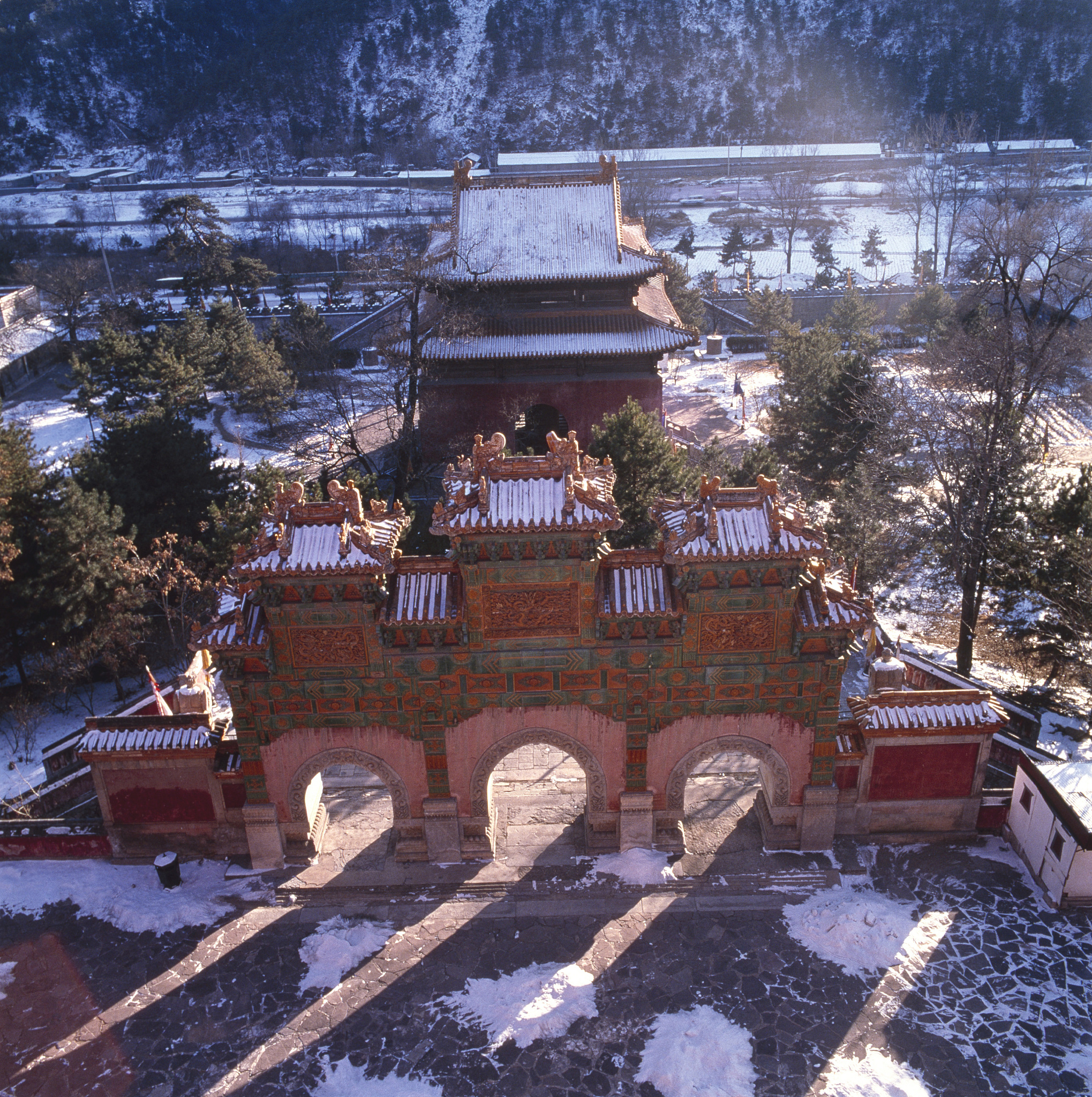 邓明艳则认为旅游形象是旅游者亲身经历了获得旅游体验后对潜在旅游者通过各种媒体了解所获对旅游目的地的总体印象。改写意思不变