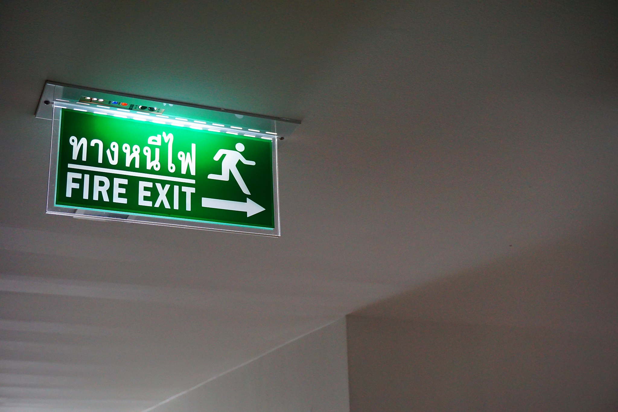 疏散通道、安全出口是否畅通是否设置符合国家规定的消防安全疏散指示标志和应急照明设施消防安全疏散指示标志、应急照明等设施是否处于正常状态。