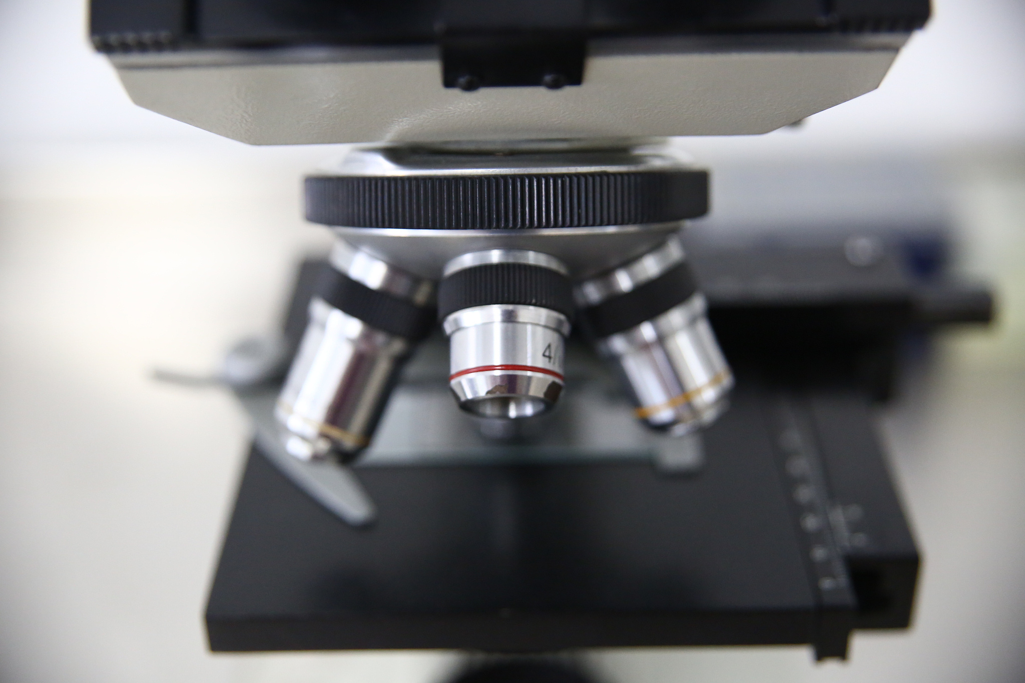 克尔透镜自聚焦：提高显微镜分辨率的关键技术