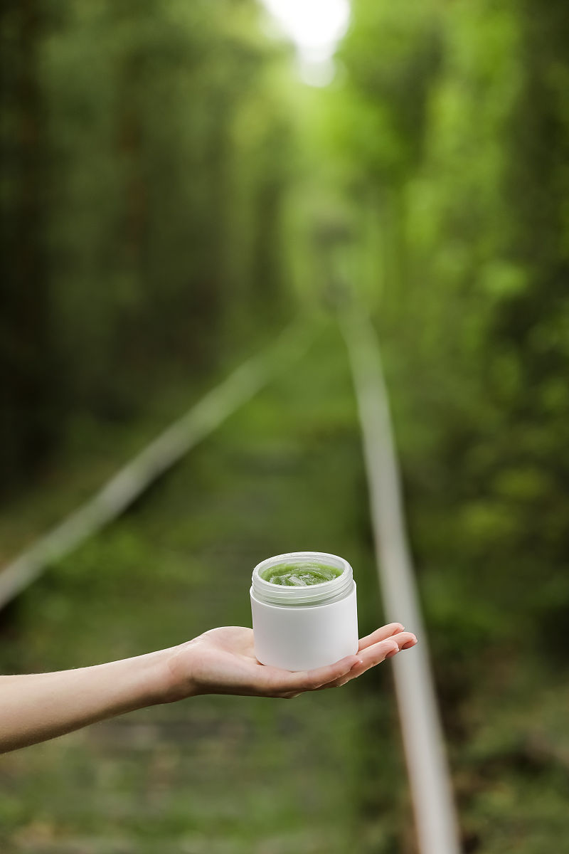110年餐饮连锁品牌2全国超70家品牌连锁店3覆盖60多个城市4 30年湘菜大厨出品55星级的家常菜6餐馆主打食材绿色天然令用户怡心健康 根据上面要求写出宣传湖南菜的抖音视频脚本文案