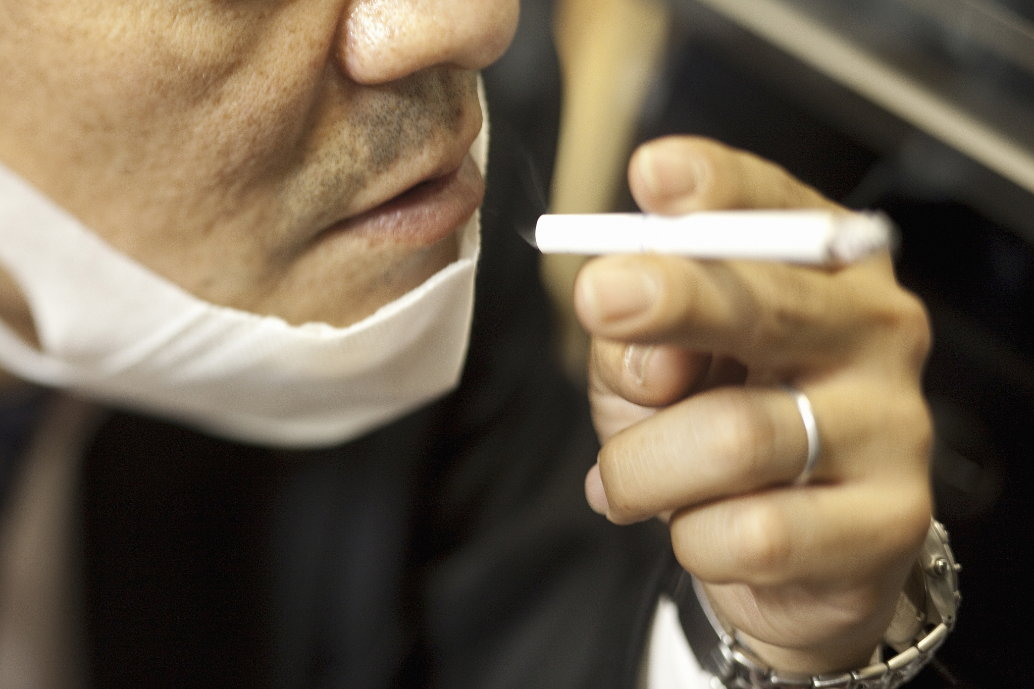 男生是先嘴里含着烟对女生笑然后才慢慢把烟放下。这样的男生会是混混吗？