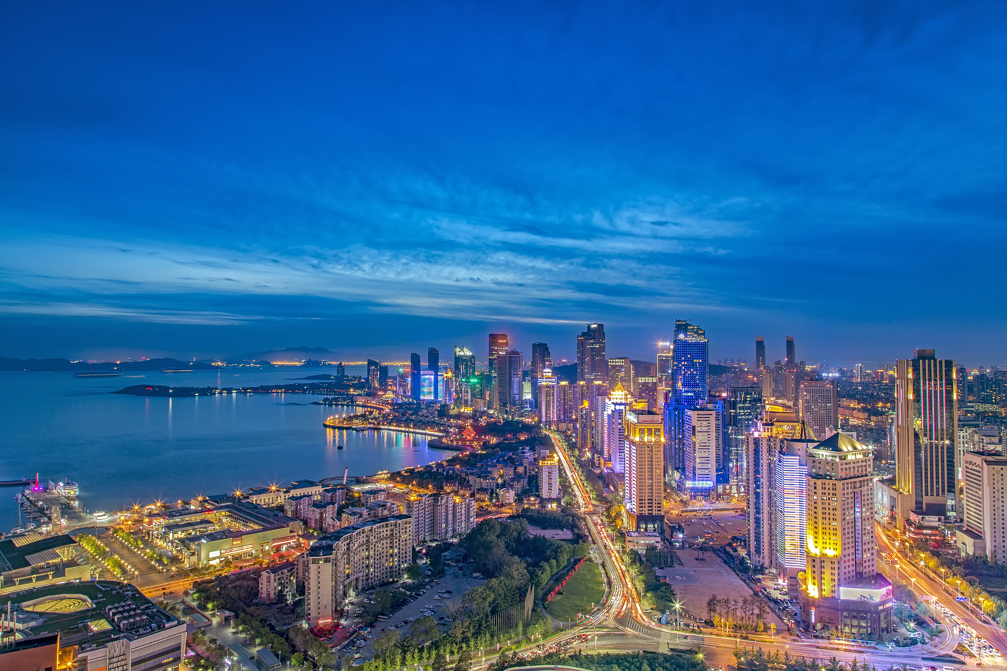 海滨城市的地标建筑像春天里的嫩芽一点点地向上生长冉冉升起如同春笋一样把天空捅破。这座城市美景如画人间烟火灯火辉煌仿佛置身仙境。海风拂面沙滩延伸让人心旷神怡。夜幕降临霓虹闪耀城市更加繁华人潮涌动热闹非凡。这座城市永远散发着独特的魅力人间烟火照亮了这座城市春笋捅破天美景无限。海滨城市的地标建筑矗立在天边仿佛在向我们展示着这座城市的美丽和光彩。用以下歌词风格改写上文。今天我寒夜里看雪飘过怀着冷却了的心窝