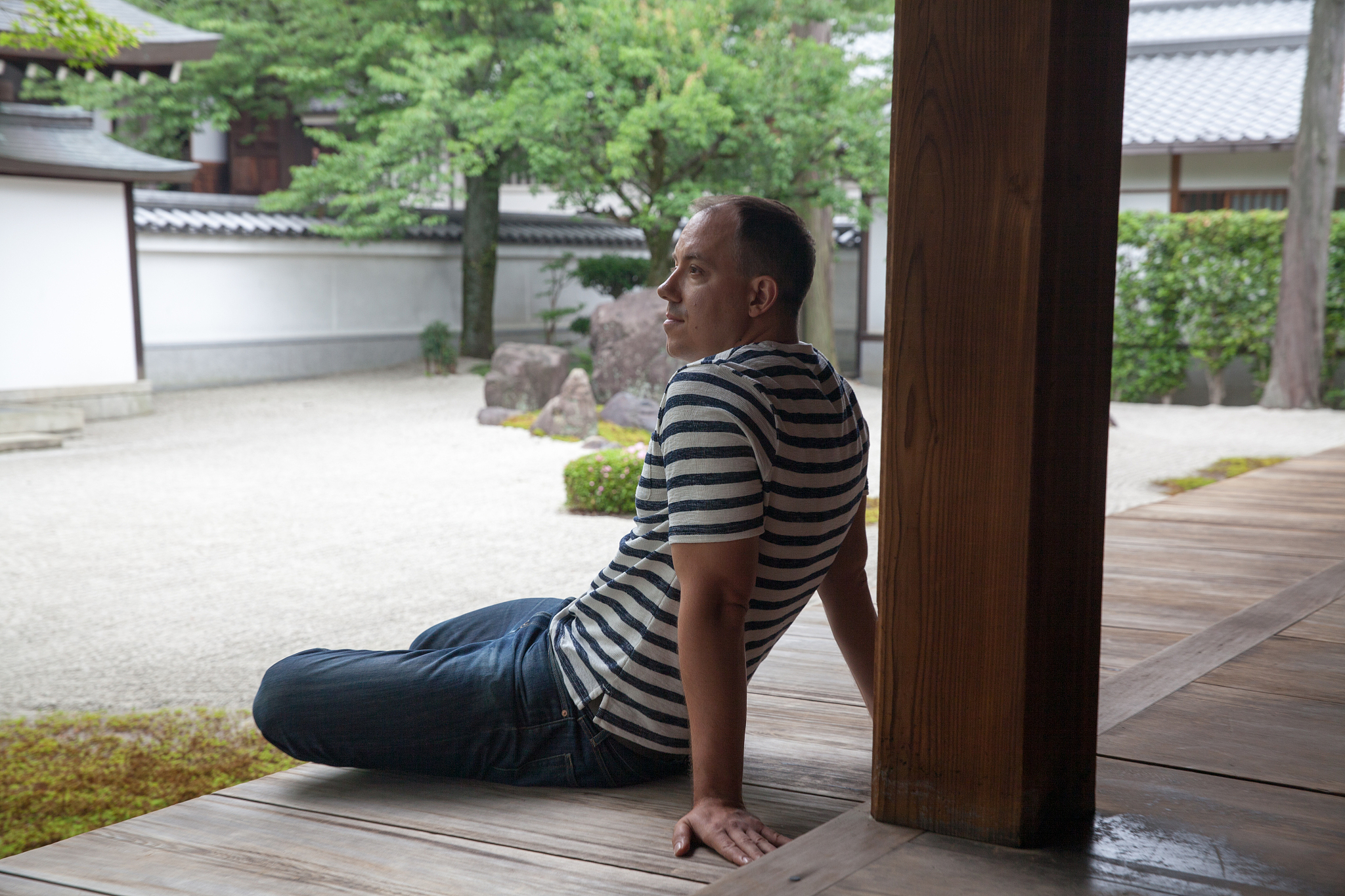 探究游客感知纬度对旅游体验的影响：基于文化差异、服务质量和景区环境的视角研究方法