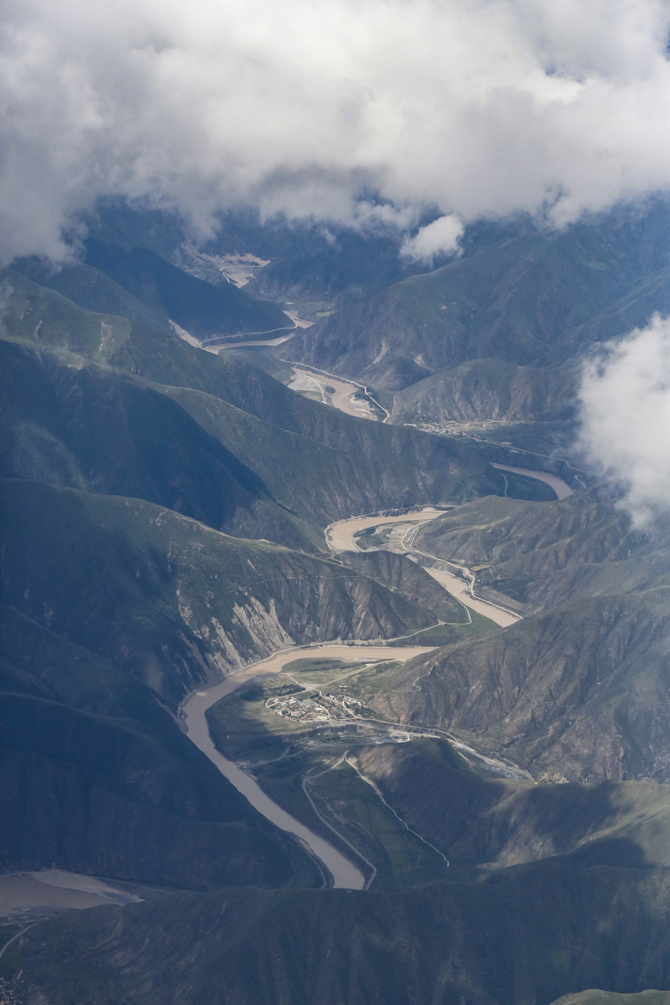 海口市地形略呈长心形地势平缓。海南岛最长的河流——南渡江从海口市中部穿过。南渡江东部自南向北略有倾斜南渡江西部自北向南倾斜；西北部和东南部较高中部南渡江沿岸低平北部多为沿海小平原。全市除石山镇境内的马鞍岭海拔2228米、旧州镇境内的旧州岭海拔1999米、甲子镇境内的日晒岭海拔171米、永兴镇境内的雷虎岭海拔1683米等38个山丘较高外绝大部分为海拔100米以下的台地和平原。