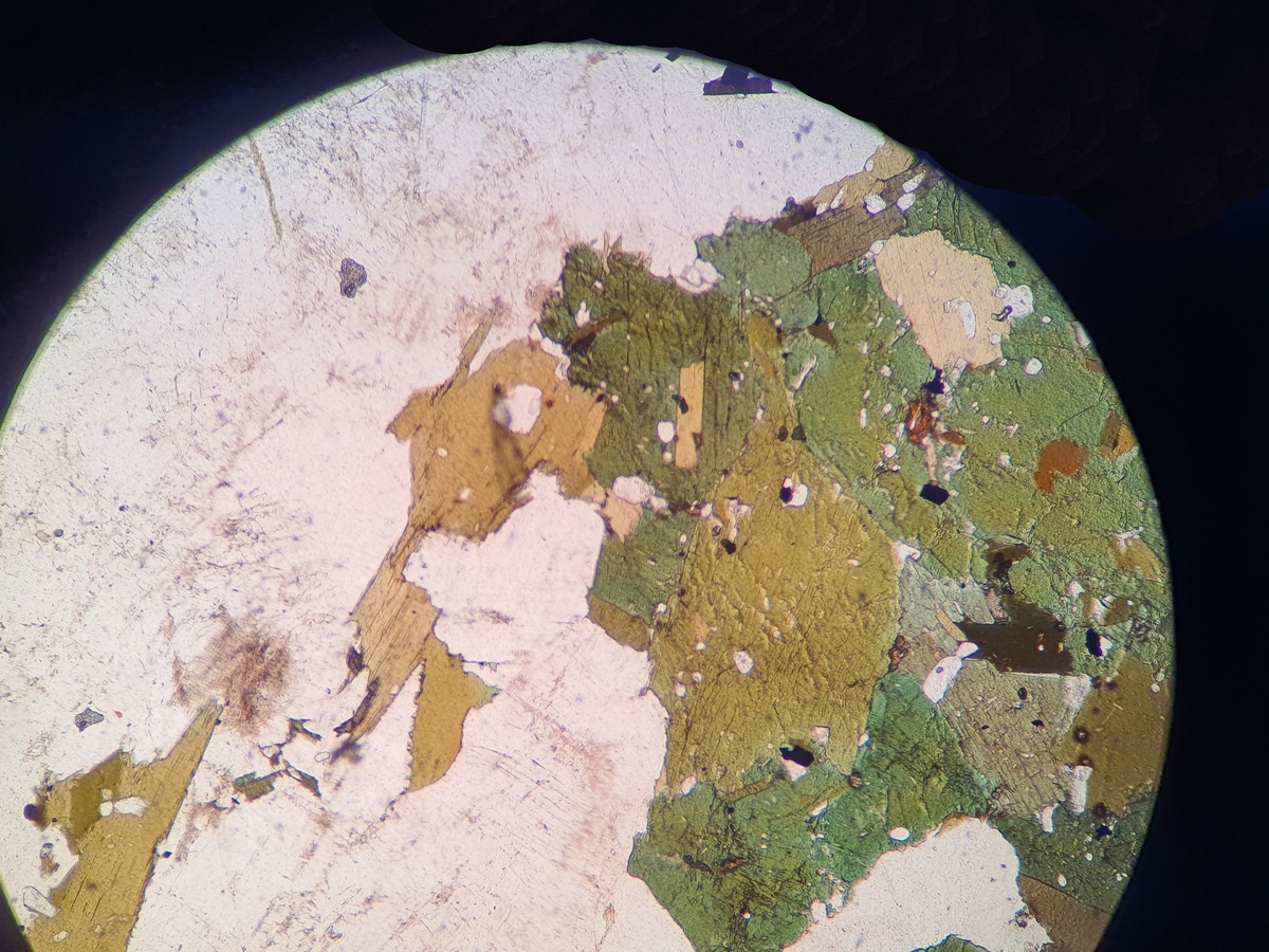 类钙钛矿光敏场效应管相比于钙钛矿光敏场效应管的优点300字