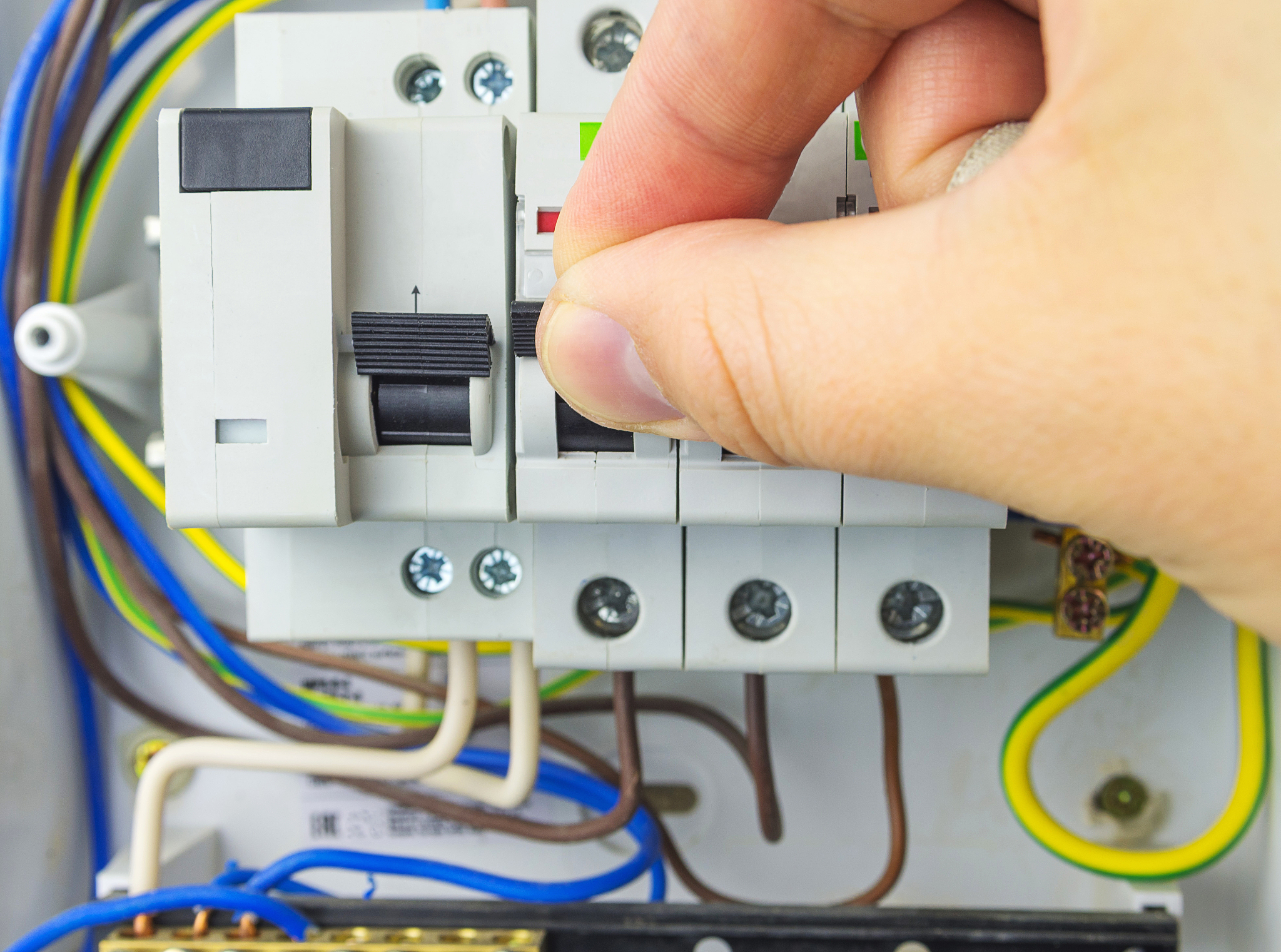 已知三相电源线电压为380V某单相负载额定电压为220V则该相负载应接于火线与火线之间吗？