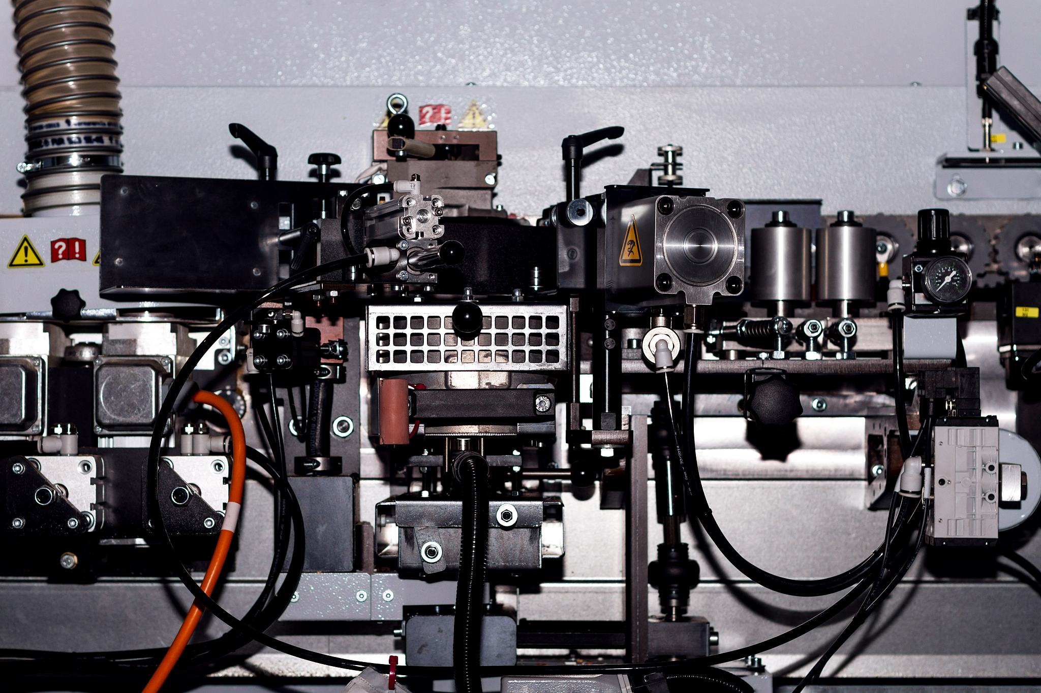 bagaimana cara kerja auto transfor dalam mesin listrik translate to English