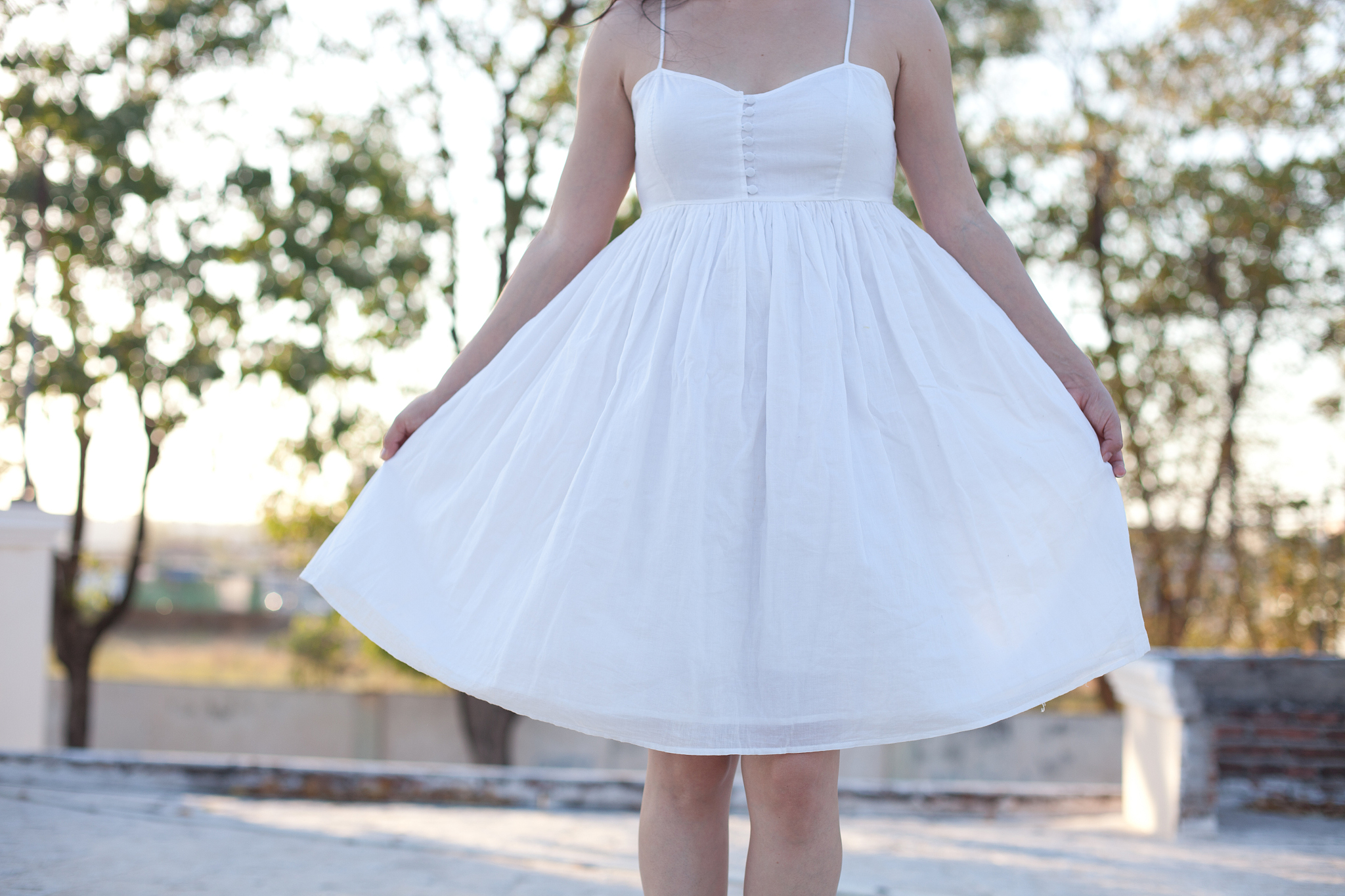 请以法式长袖白色连衣裙女高级感气质温柔显瘦小个子写一篇推荐笔记 20字以内