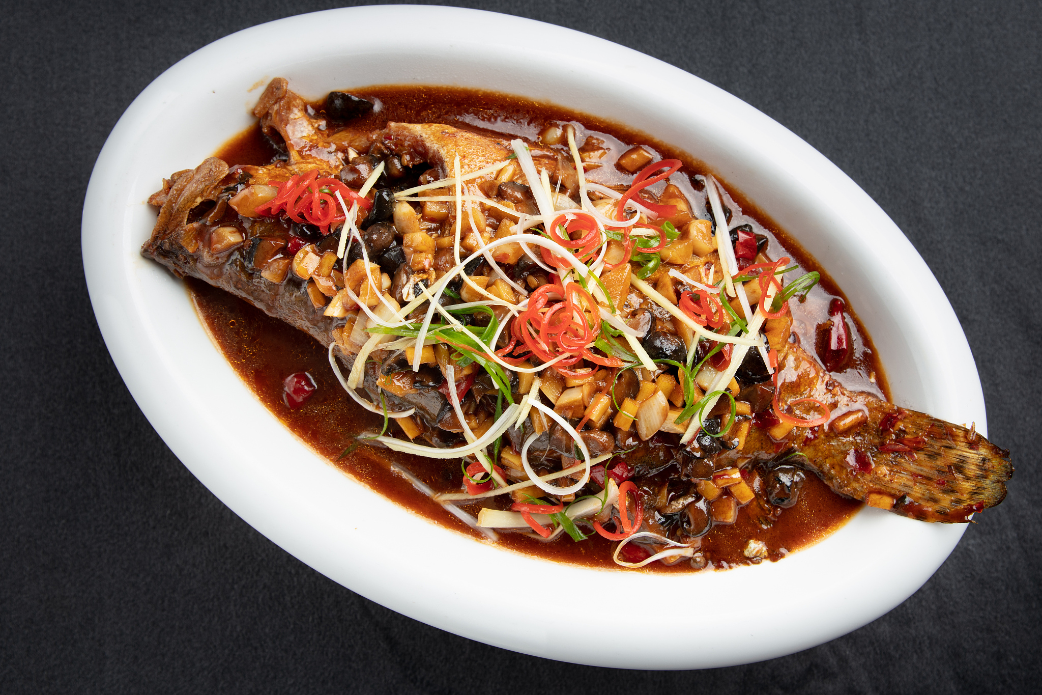 红烧鱼怎么做？简单易学的家常菜谱，让你轻松做出美味佳肴