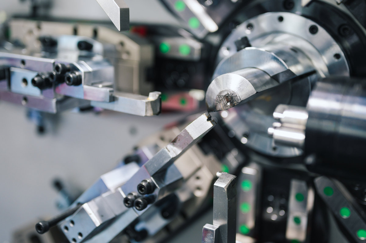 帮我写三点金属制品制造业数字化转型痛点写的丰富一点字数大概1000字