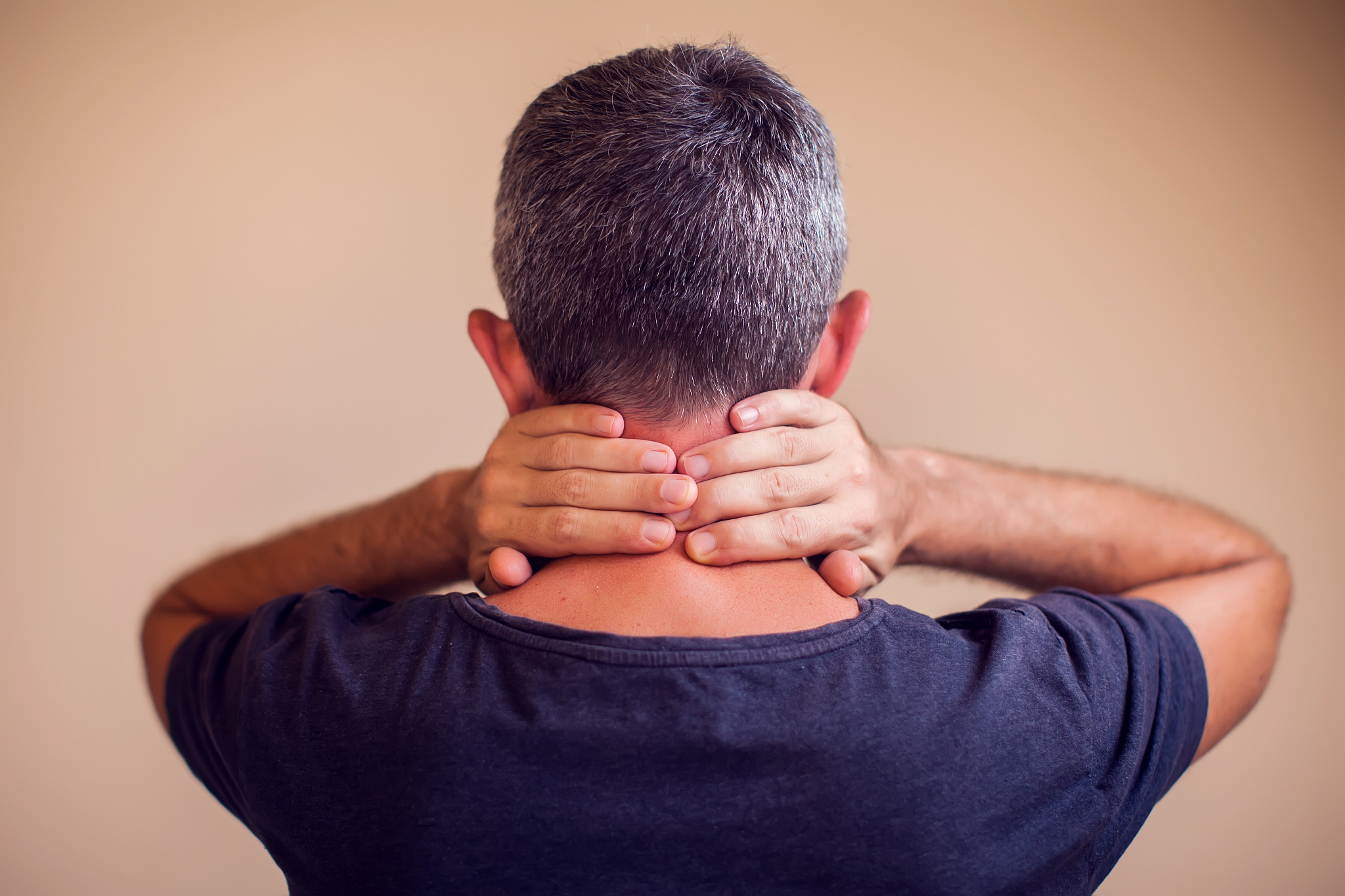 脖子突然刺痛是怎么回事？常见原因及应对方法