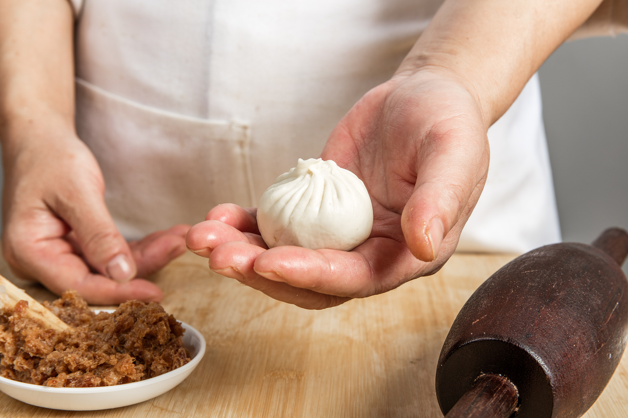 一个男人制作苏式小笼生煎宝