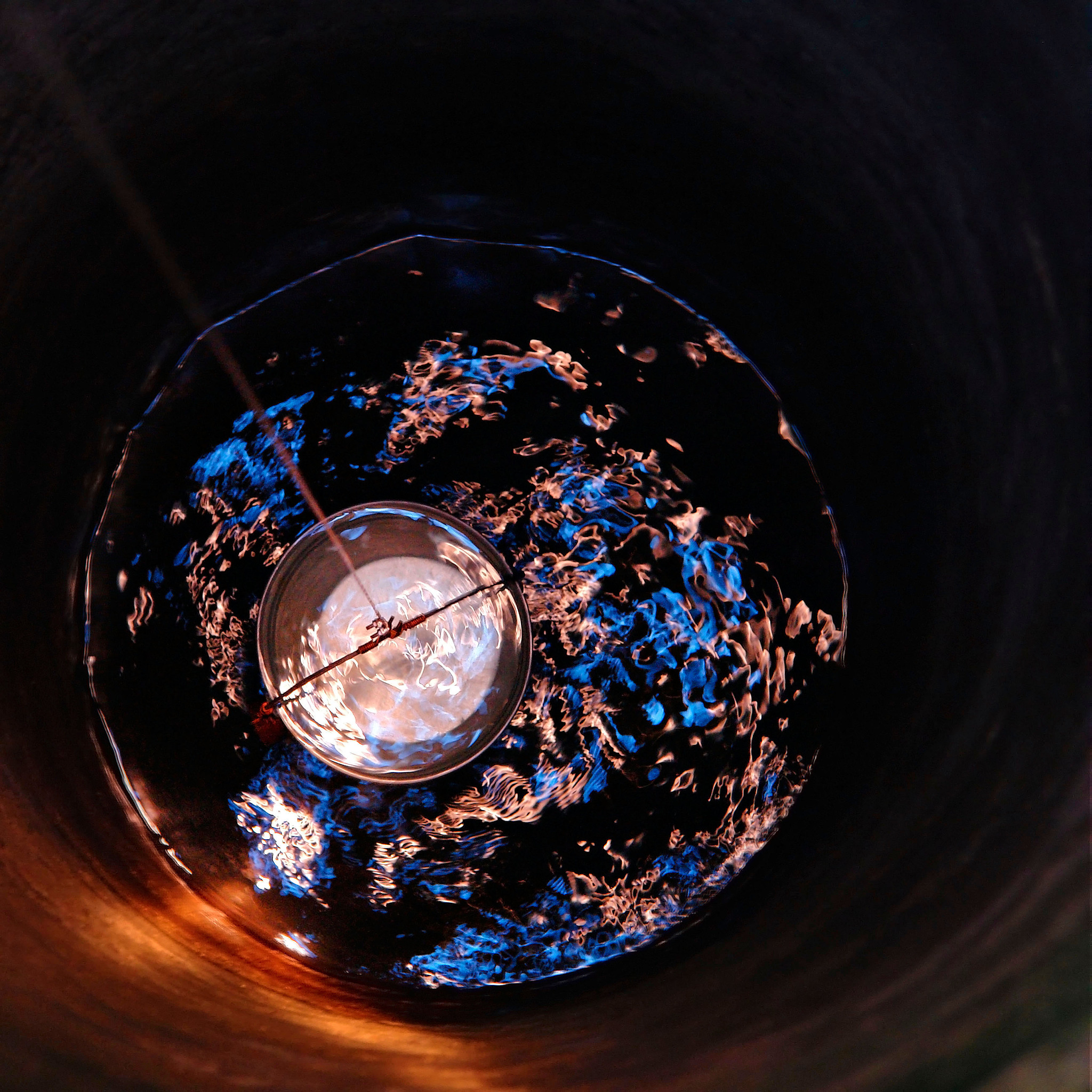 M87黑洞新发现：偏振图像揭示磁场结构，为喷流起源提供关键信息