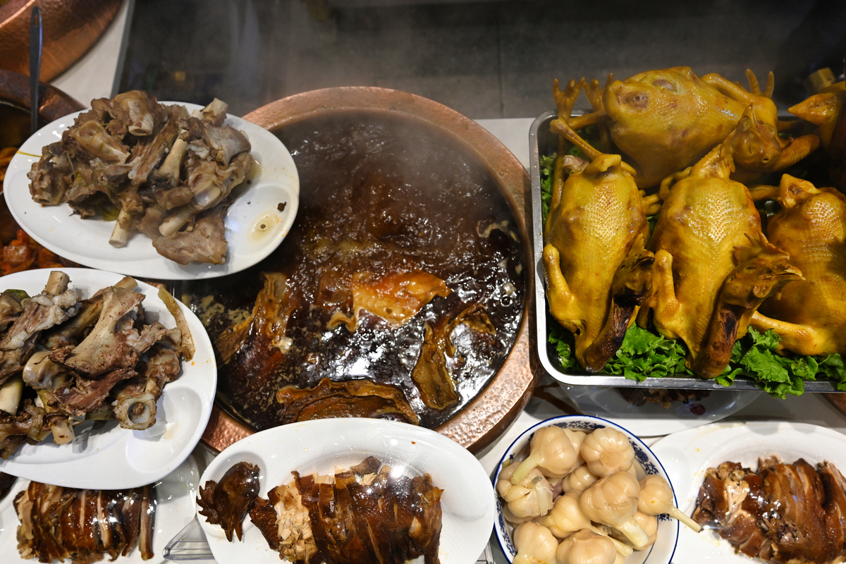 我今年31岁是两个男的妈妈我准备自己创业在我爸爸经营的火锅店门口卖各种卤菜请为我写一份卖卤菜的IP人设策划吸引顾客消费