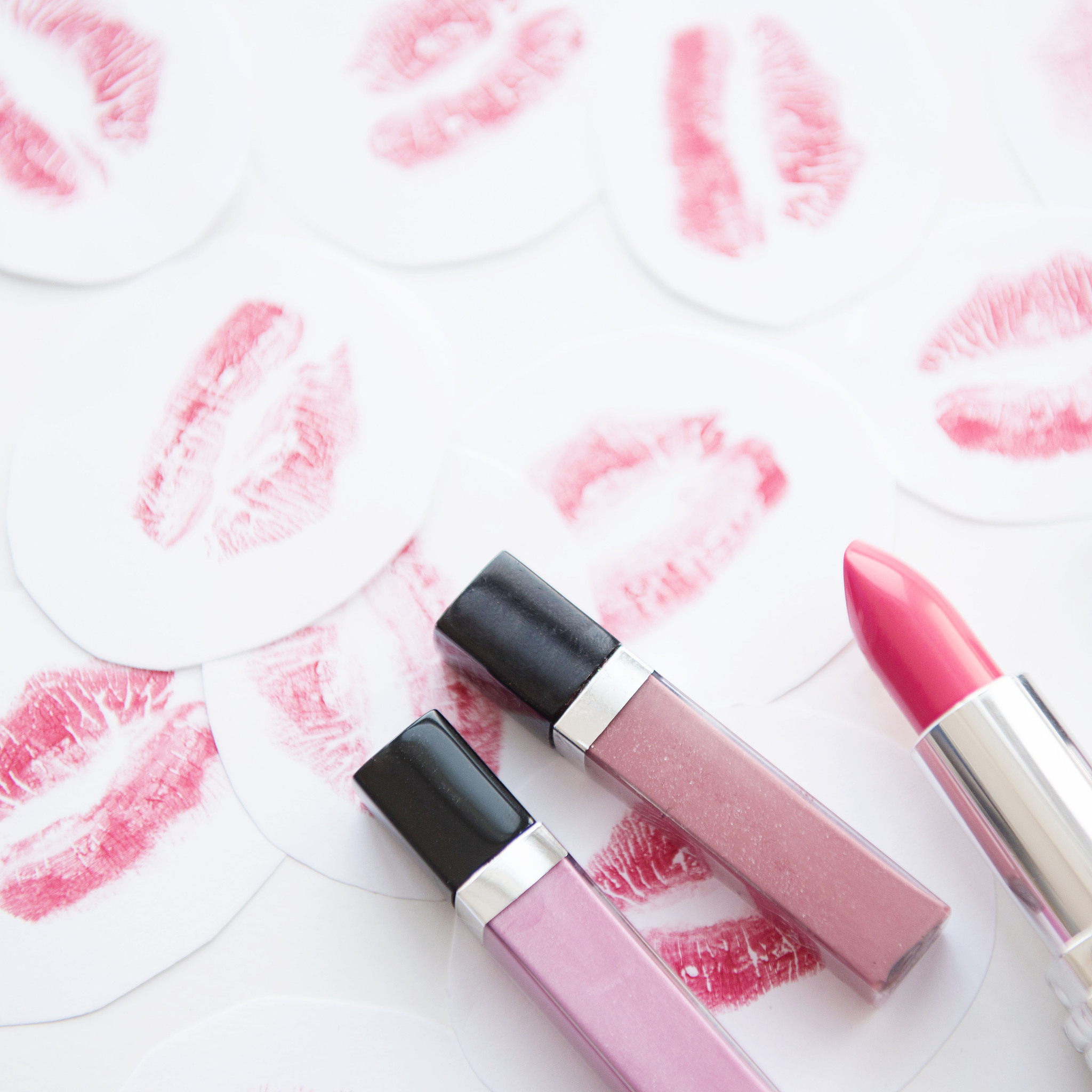 色丝慕唇膏涂抹技巧：打造饱满诱人双唇