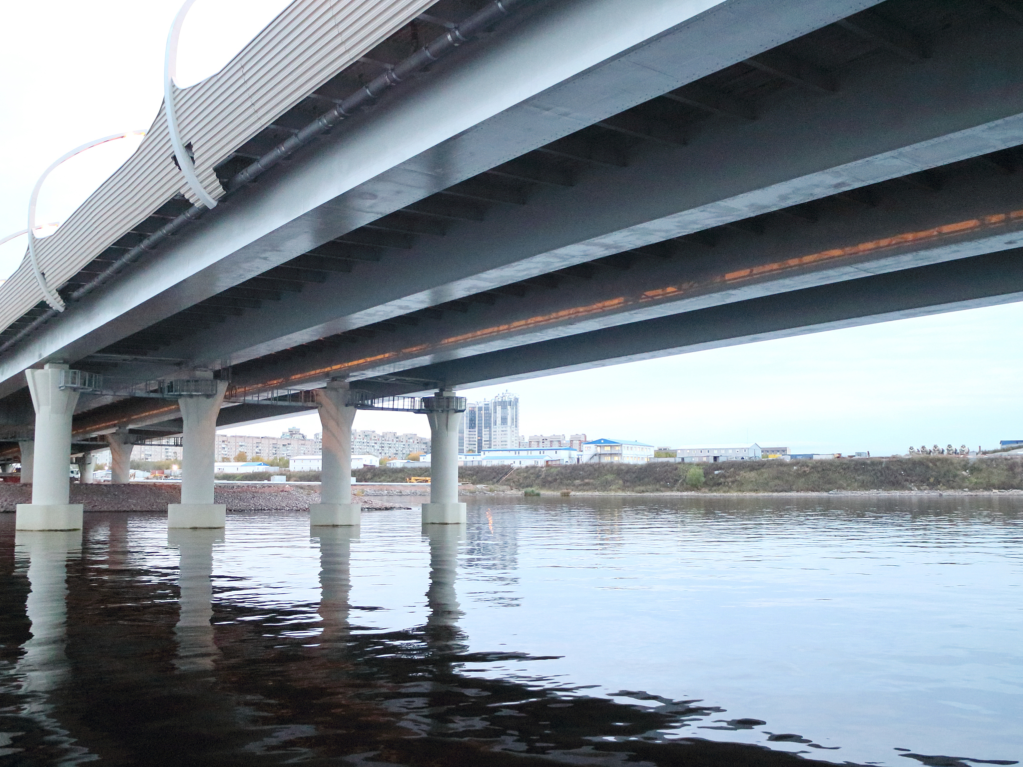 高速公路河道钢便桥：解决交通瓶颈的临时性方案