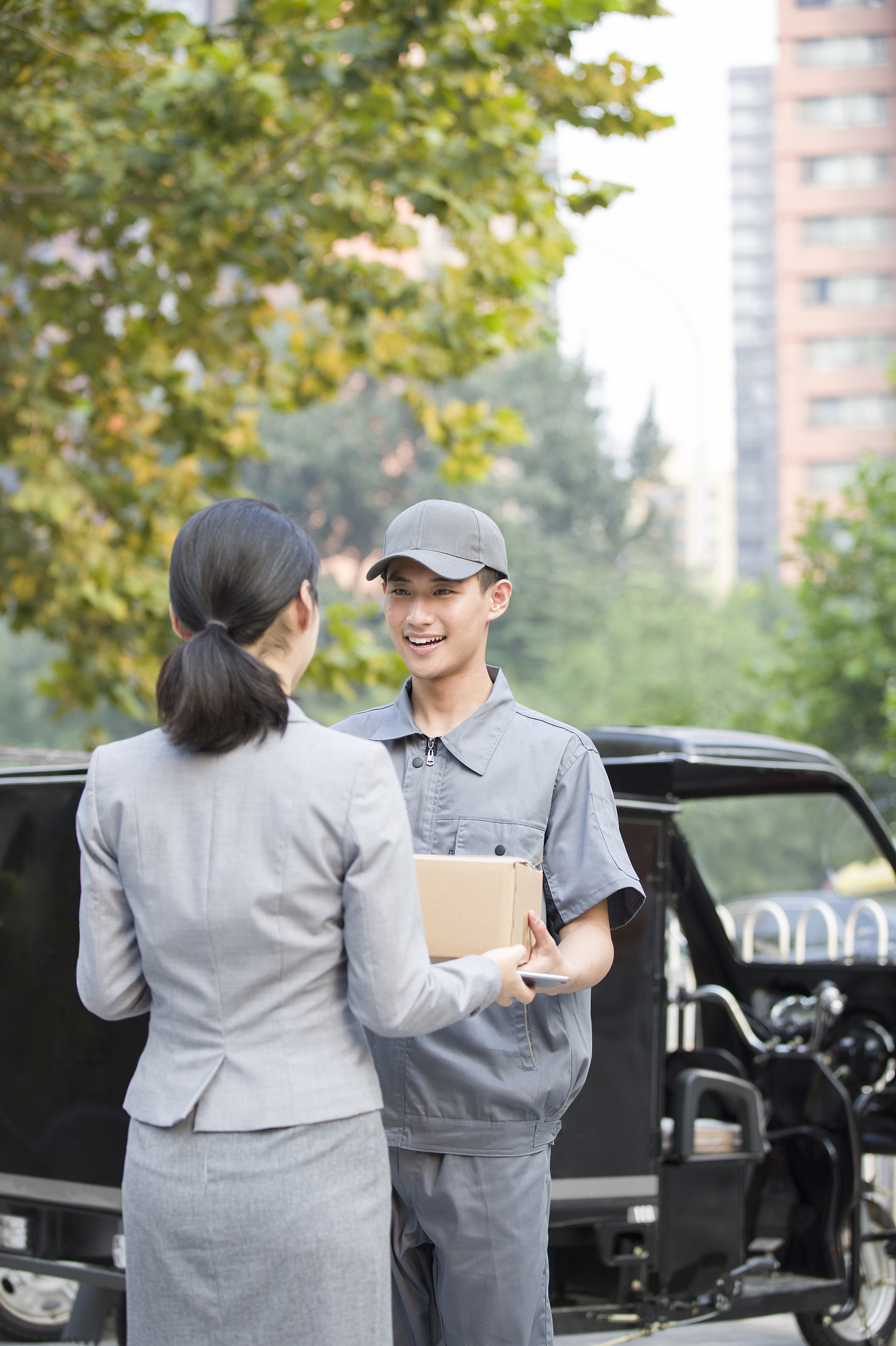 物业服务人员如何践行中国式现代化：提升服务质量与效率