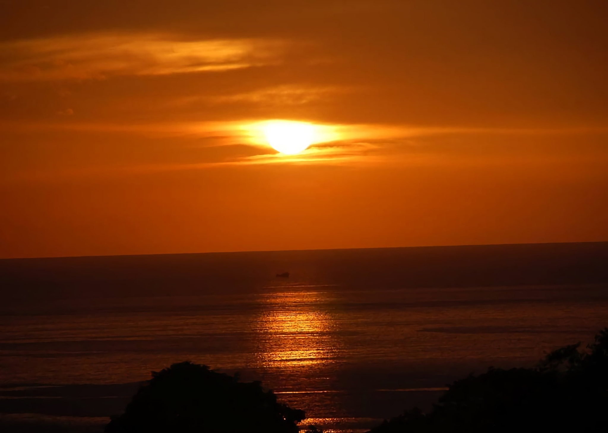 解释 日落沧海看夕阳万丈霞光谱辉煌。轻叹美景难留住只因月色要锋芒