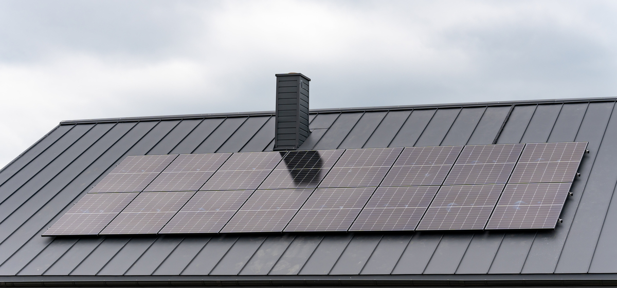 改写下面文字来降低论文查重率：此外在屋顶安装了太阳能光伏板将阳光辐射转化为热能或电能以满足办公空间的照明、加热水源、供暖保温等需求从而减少了传统能源的消耗。