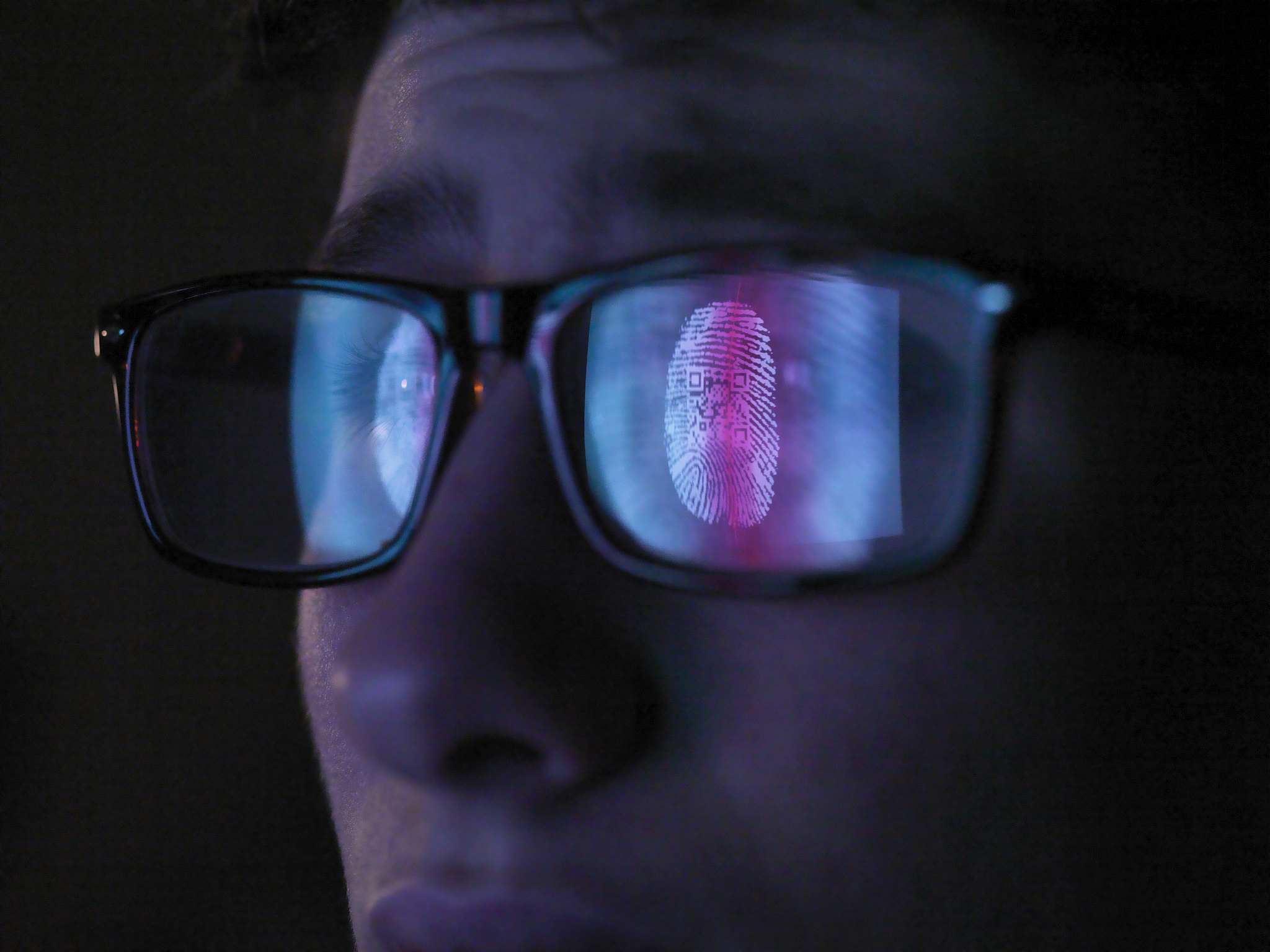 过度光照带来的眼部痛苦：原因、危害及防护措施