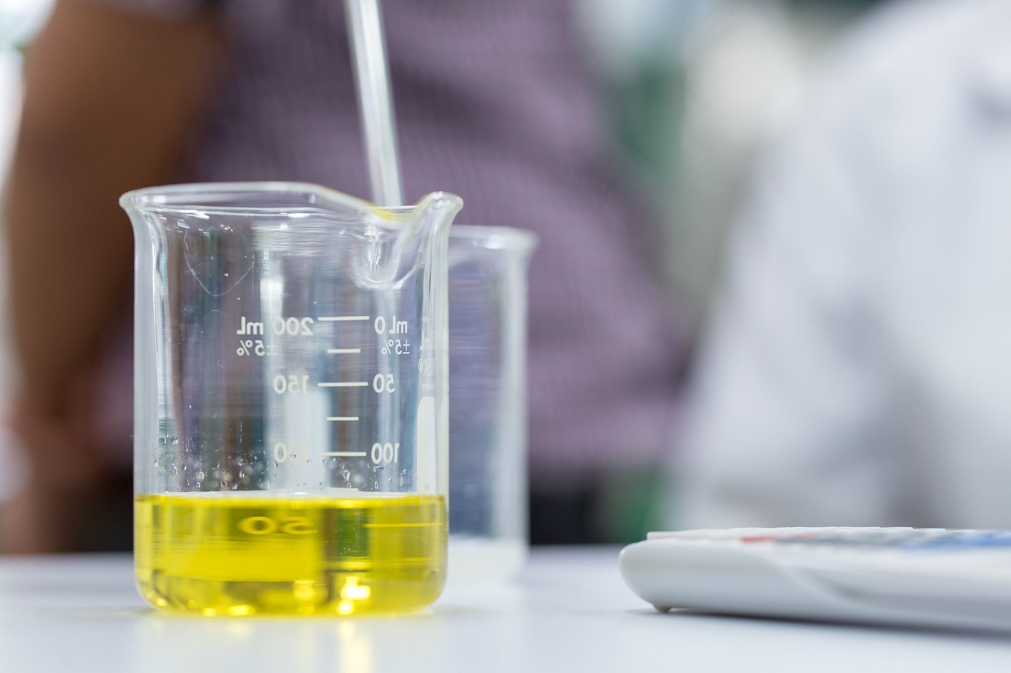 酪氨酸与浓硝酸反应后加氢氧化钠变白的原理