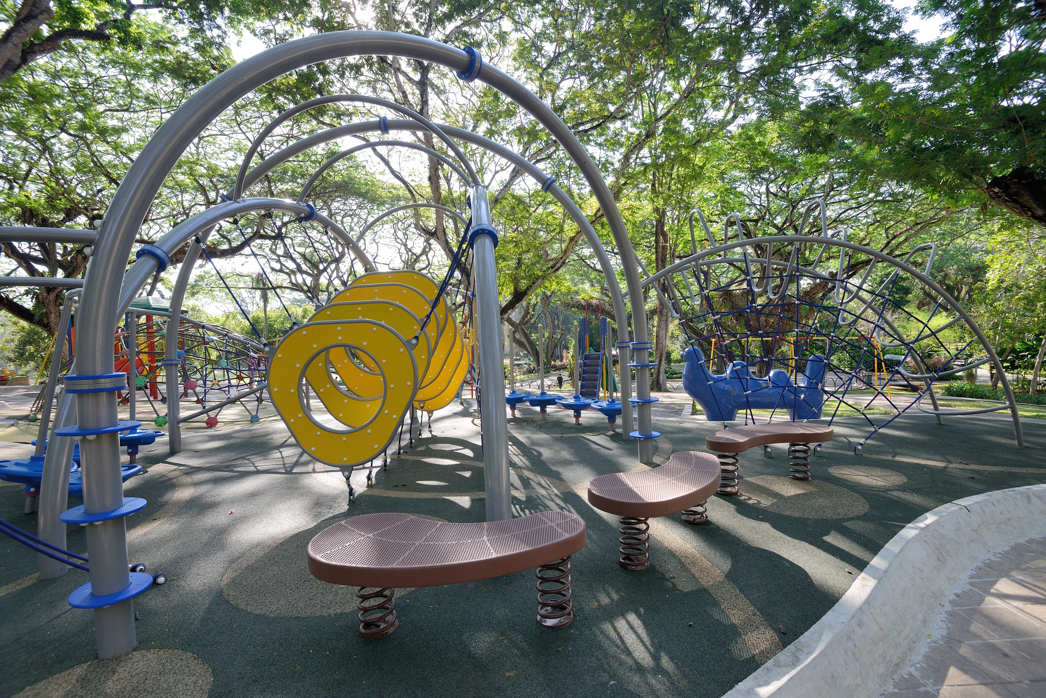 结合数据和案例分析湛江市社区体育公共设施配置存在社区公共体育设施种类与数量供给不足的问题写成一段话格式不少于300字。