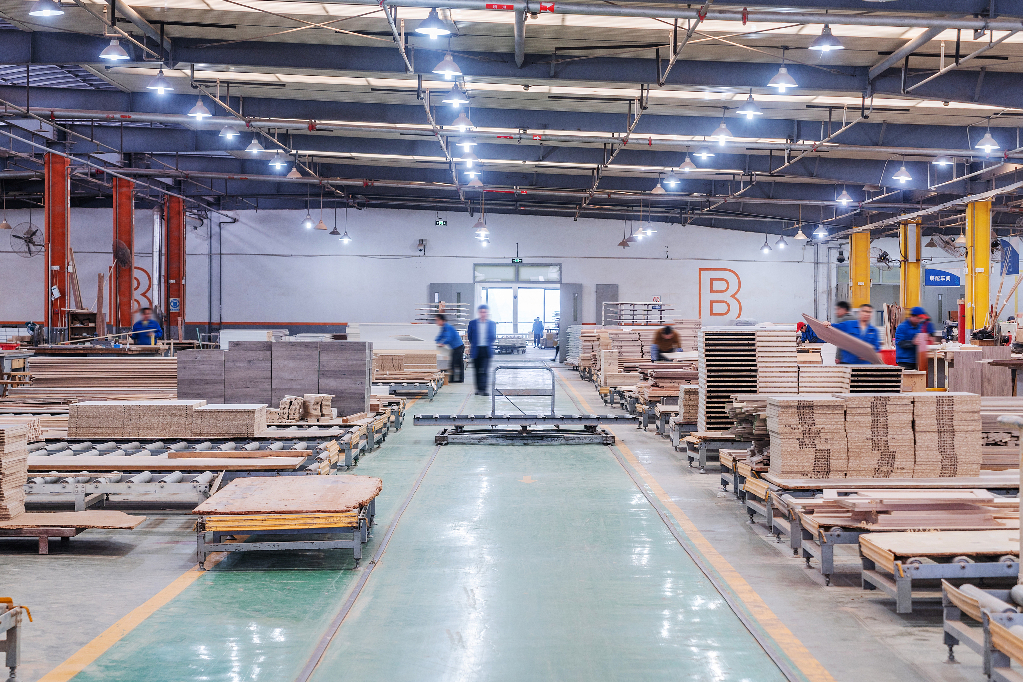 句子改写：按照现有的生产类型建设标准面板、小幅面板和异形面板的生产线。同时针对数量需求较少的小尺寸板件和异形板件设立独立的包装区在车间末端进行统一配套。综合考虑家具制造离散型车间的特性针对生产车间的设备布局作出如下调整：1为不同的面板类型分配电子锯床两台串联机将分为主机