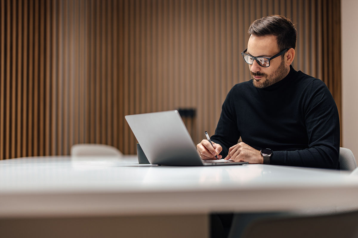 如何提高阅读理解能力？我在阅读时总是遇到困难，不知道该如何理解文章的意思，请问有哪些方法可以帮助我提高阅读理解能力？