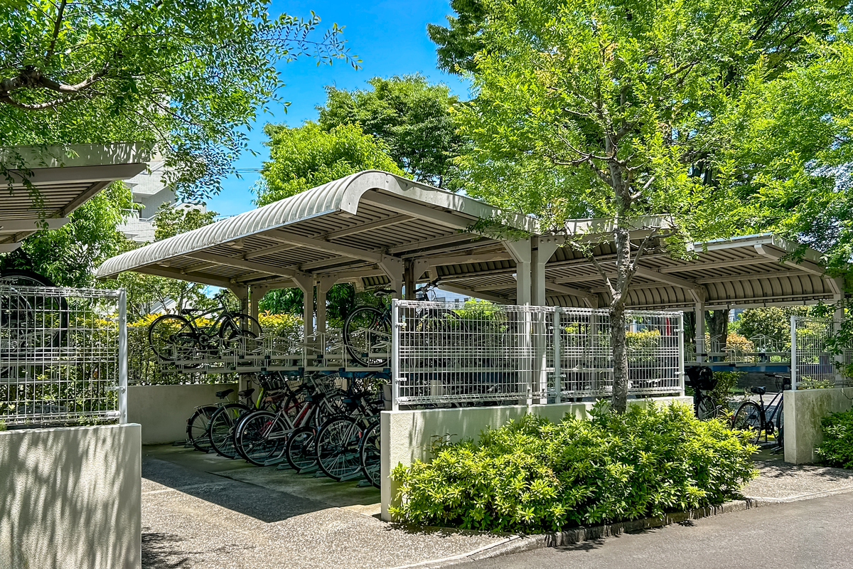 宿舍游览区廊架的作用：遮阳、美观、引导、安全