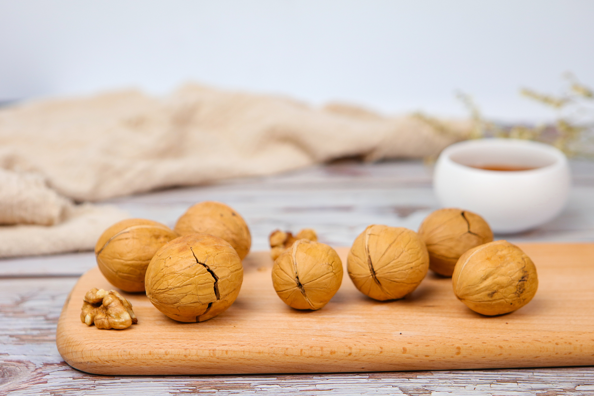 表3 可发展的核桃油新产品产品	 用途冷榨核桃油产品	用于孕婴特种人群核桃油特种食品	如粉末核桃油、核桃油健脑软胶囊等核桃油药物制剂及其保健品	如碘化油、滴耳油等核桃油化妆品	用其制作的洗发水、按摩油等桃粕生产的核桃多肽酒	保健功能良好核桃蛋白酱油	增强肌体免疫力、抗癌、降血压核桃青皮	制作农药、生物肥料核桃壳	优质活性炭核桃花	可加工核桃花