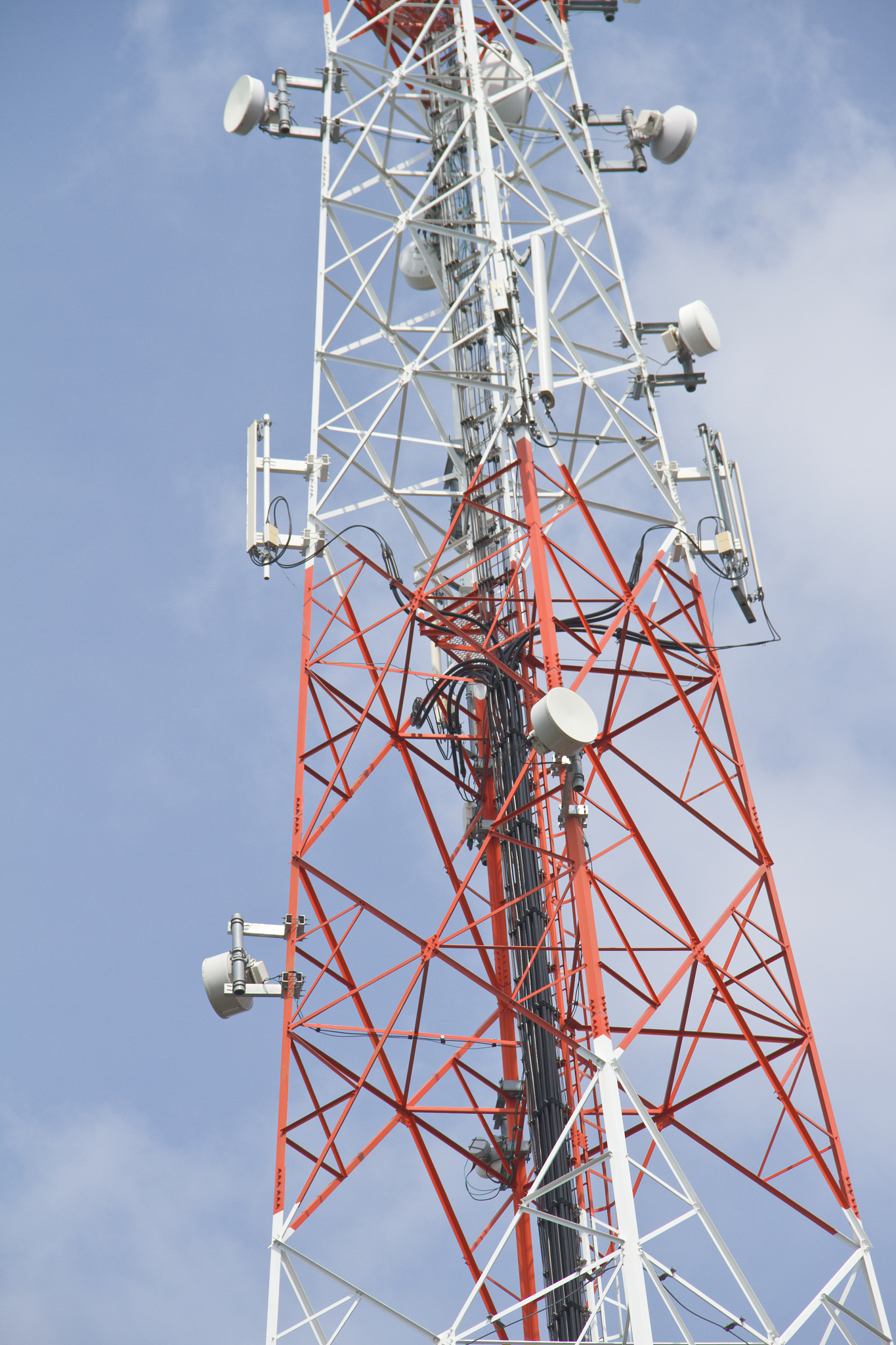 2022年北京上海移动铁塔工程业务体量对比：谁将领先？