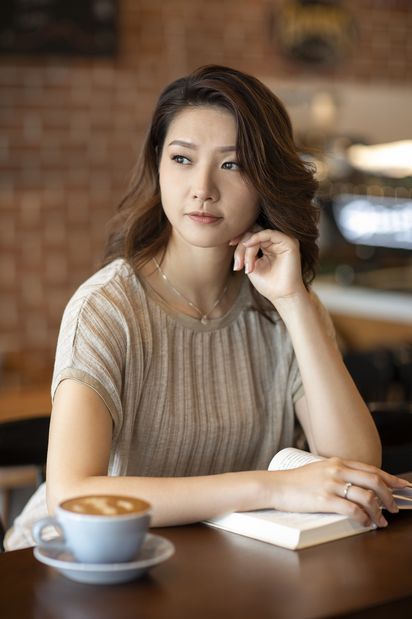 优雅女士在咖啡店喝咖啡