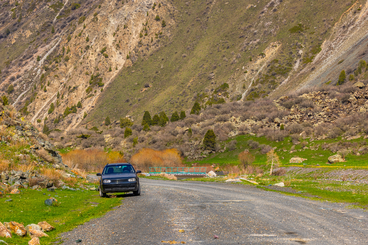 文章的标题：51岁H9车主自驾林芝桃花节 主题：通过这次从贵州出发走滇藏线到林芝再回来的游玩经历更坚信了买哈弗H9是一件正确的事也感谢官方的支持也很高兴被其他人帮助通过脱困经历对爱车功能有了更深的了解这次活动感受到了哈弗车友以及官方的热情和热心不负此行未来会开着哈弗车往内蒙那边去自驾游。主题：一位51岁的男人在去年买了一台哈弗H9想在工作之外享受户外生活以前他有一些奋斗的经历现在新买的爱车给了他更