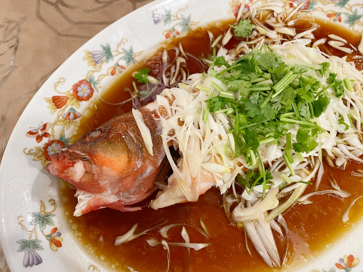 根据下面的话语写出意思相近的句子：清蒸鲈鱼到底是鲜泼油还是先淋汁很多人都做错了难怪做出来没有饭店的好吃今天这个做法做出来肉质滑嫩非常好吃十块一条的鲈鱼打上花刀碗中加盐葱姜丝调成葱姜盐水放入鲈鱼浸泡十二分钟这一步能把鱼腥味去掉使鱼肉更加洁白鲜嫩锅中油热放洋葱丝葱段姜丝炒香有些人喜欢安静的看视频但它会悄悄的点个赞这样的人太可爱了接着倒入一碗自来水半碗蒸鱼豉油少许白糖提鲜这是饭店都在用的蒸鱼汁蒸锅上汽蒸