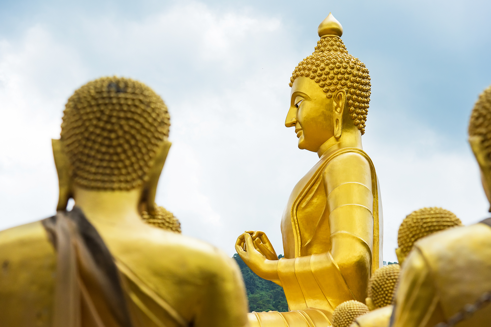 泰国的牌如果父亲去世后能戴吗帮我用200字详细描述